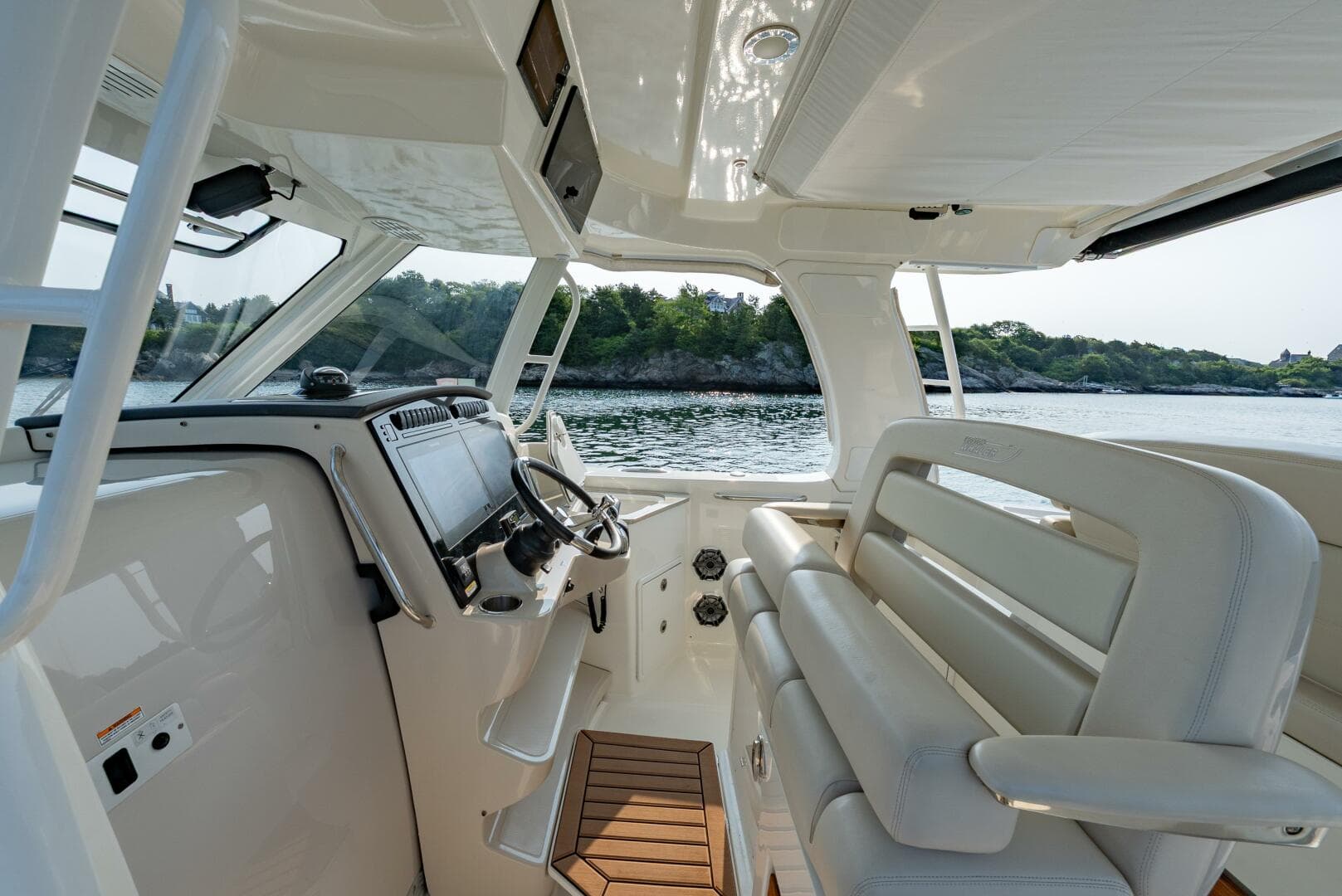 2019 Boston Whaler 350 EX Realm — photo 9