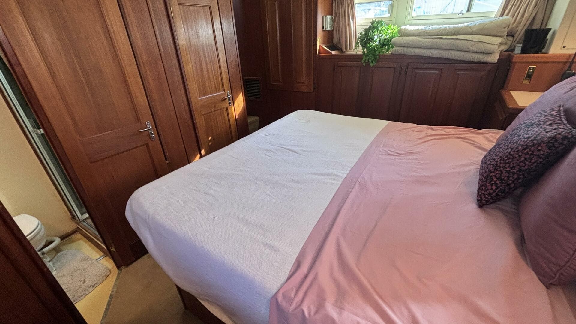 1988 Viking Motor Yacht — photo 24