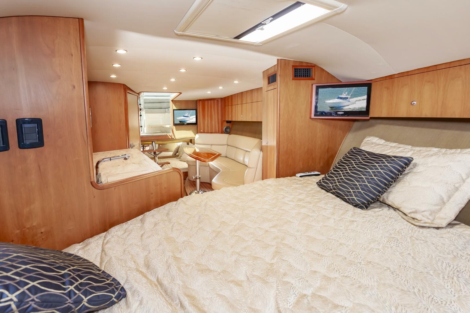 2014 Jupiter 41 Sport Bridge — photo 34