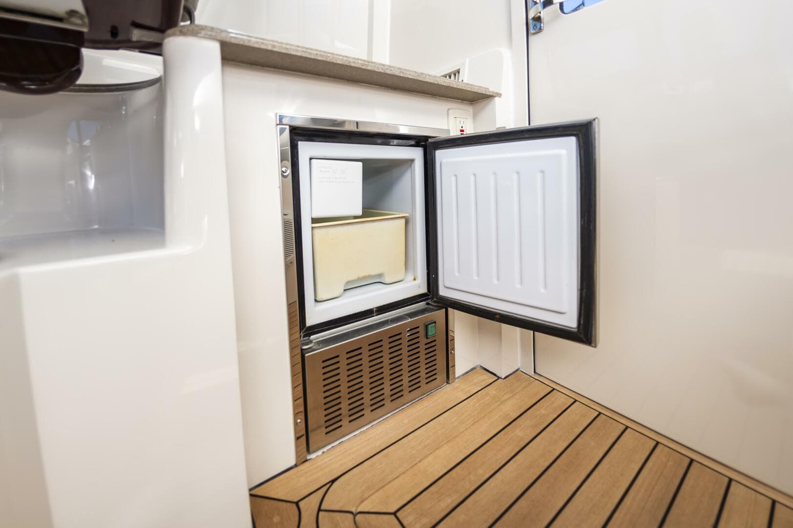 2014 Jupiter 41 Sport Bridge — photo 25