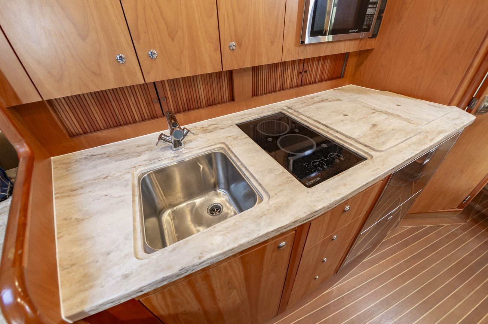 2014 Jupiter 41 Sport Bridge — photo 32