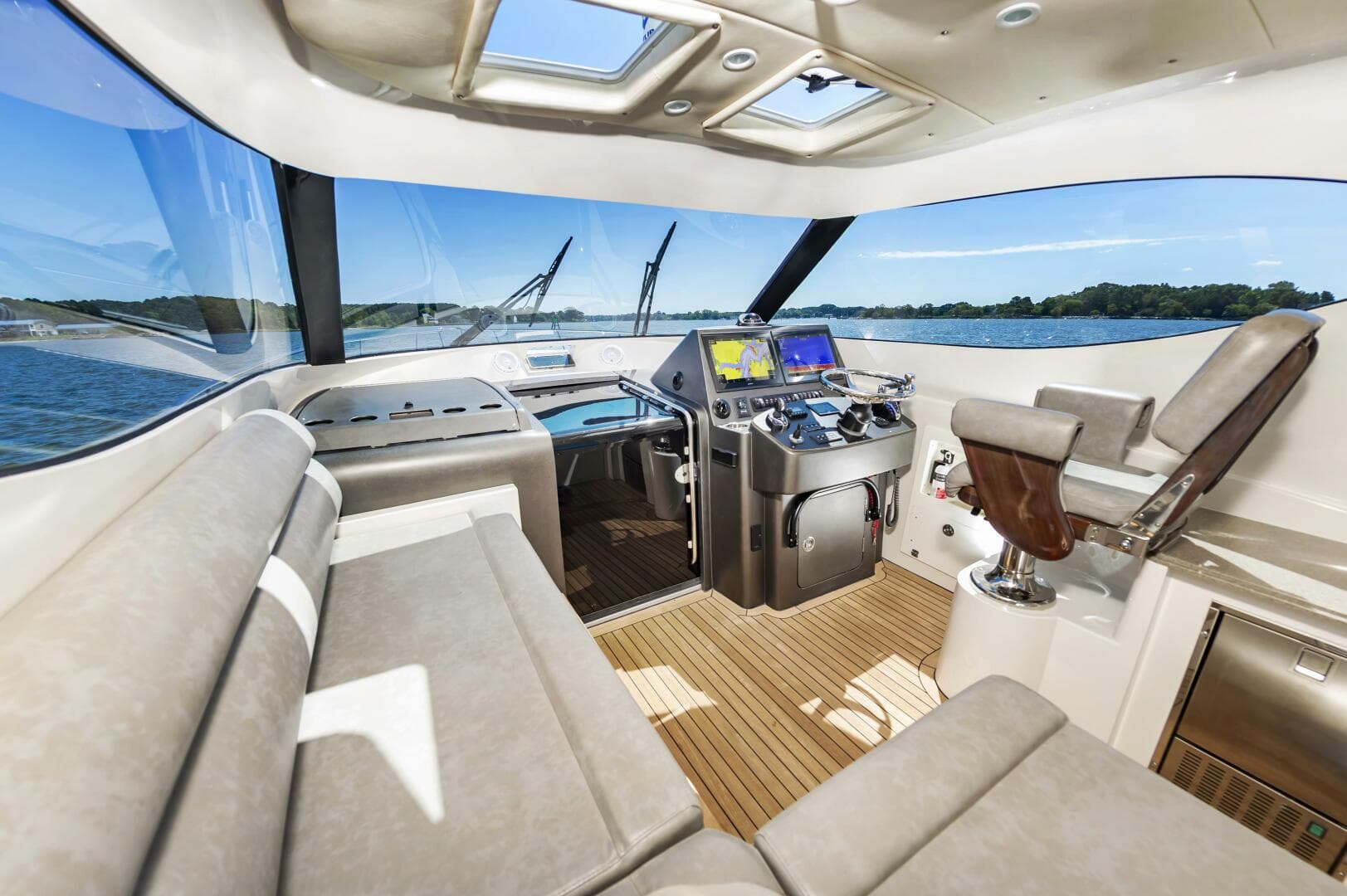 2014 Jupiter 41 Sport Bridge — photo 22