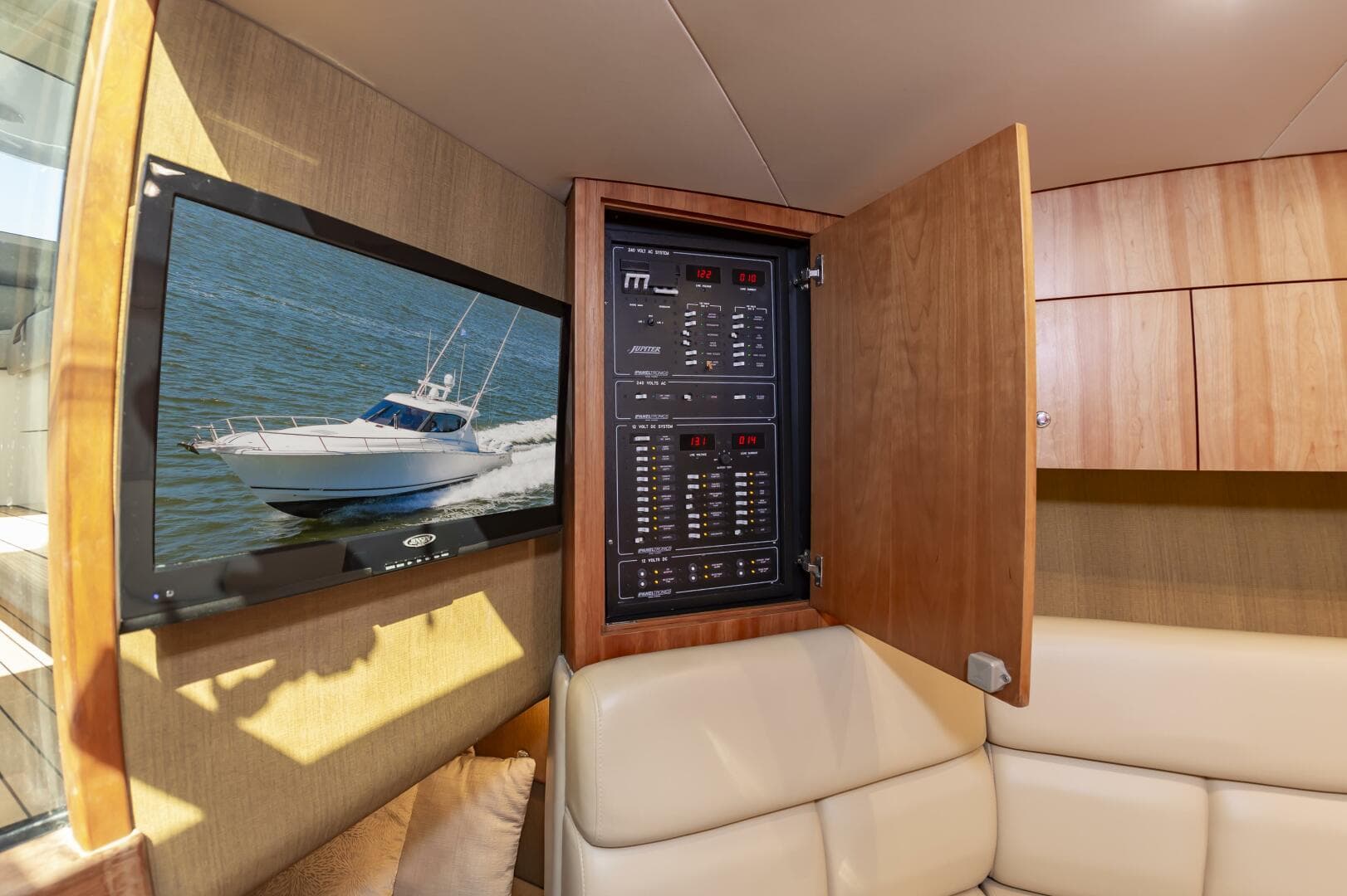 2014 Jupiter 41 Sport Bridge — photo 29