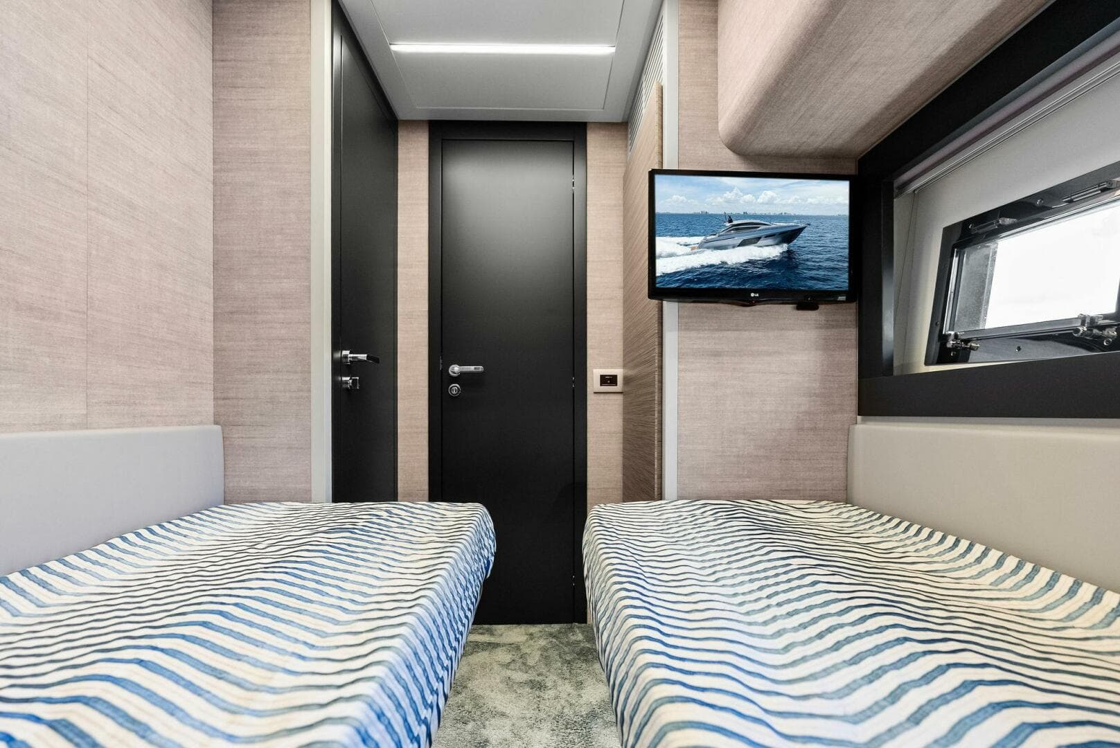 2024 Pershing 6X — photo 37