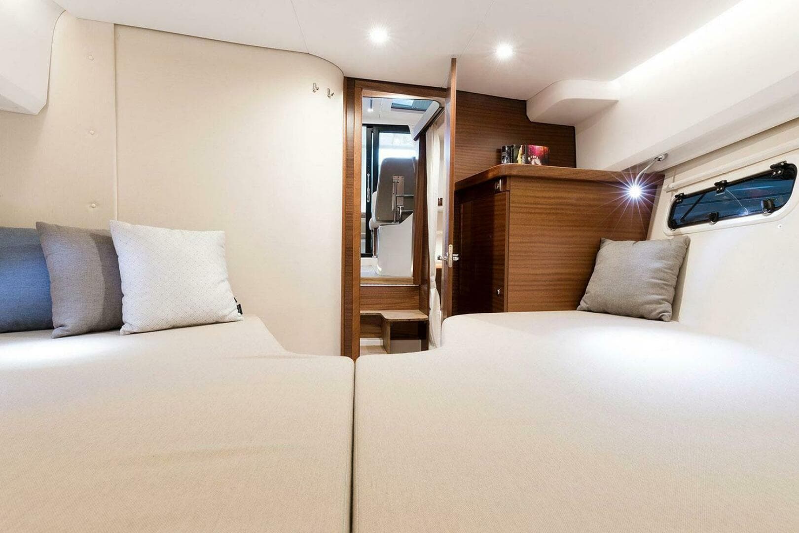 2025 Nimbus 305 Coupe — photo 9