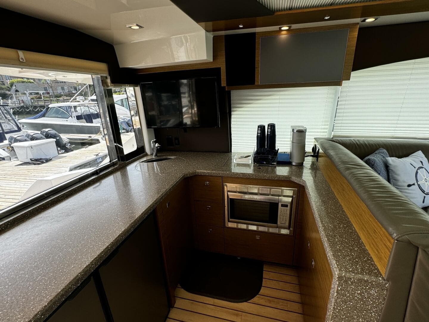2014 Cruisers Yachts 45 Cantius — photo 12