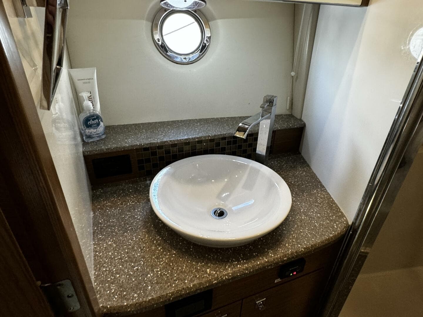 2014 Cruisers Yachts 45 Cantius — photo 26