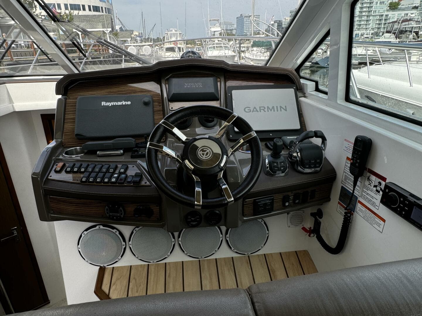 2014 Cruisers Yachts 45 Cantius — photo 17