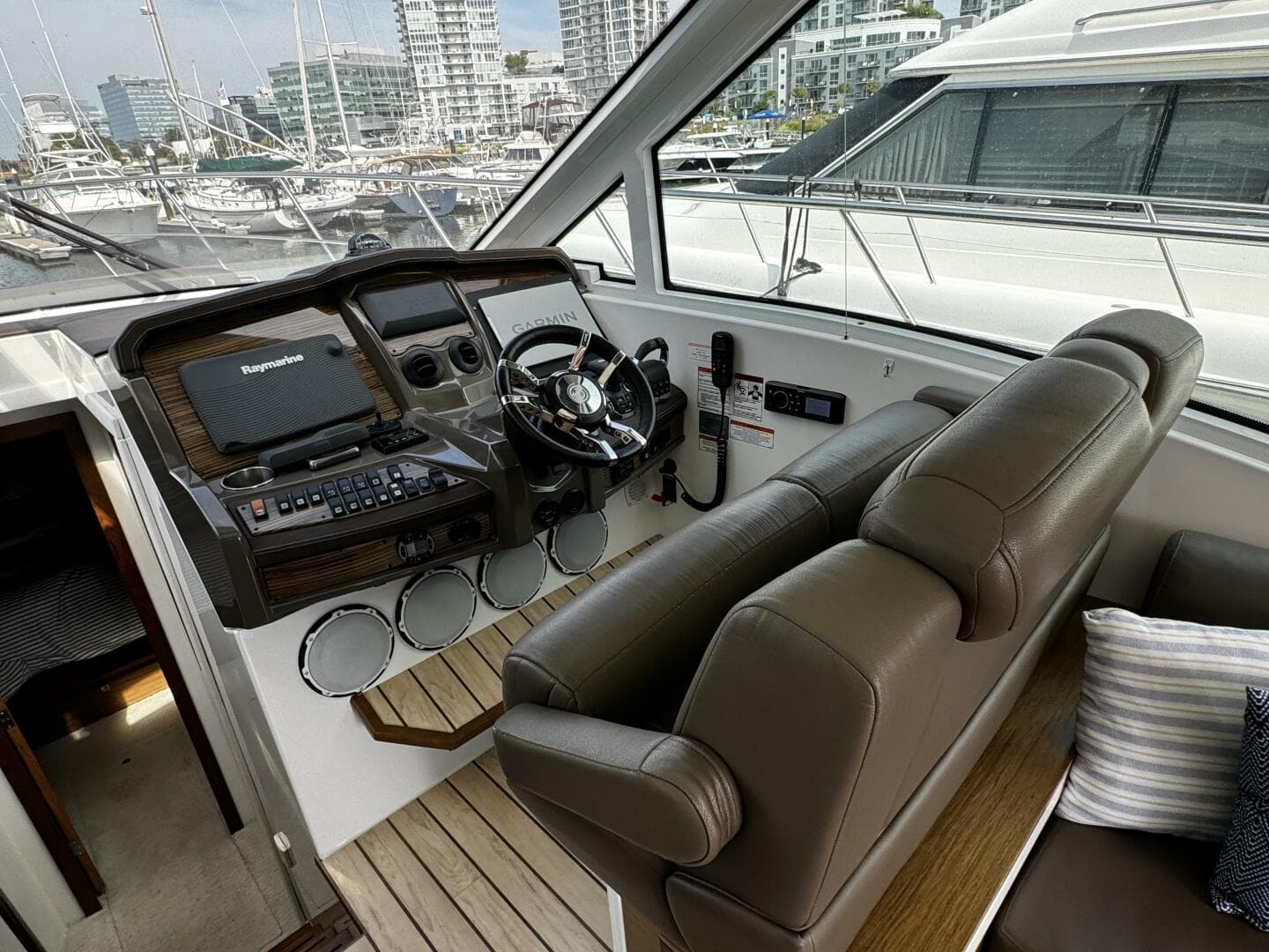 2014 Cruisers Yachts 45 Cantius — photo 19