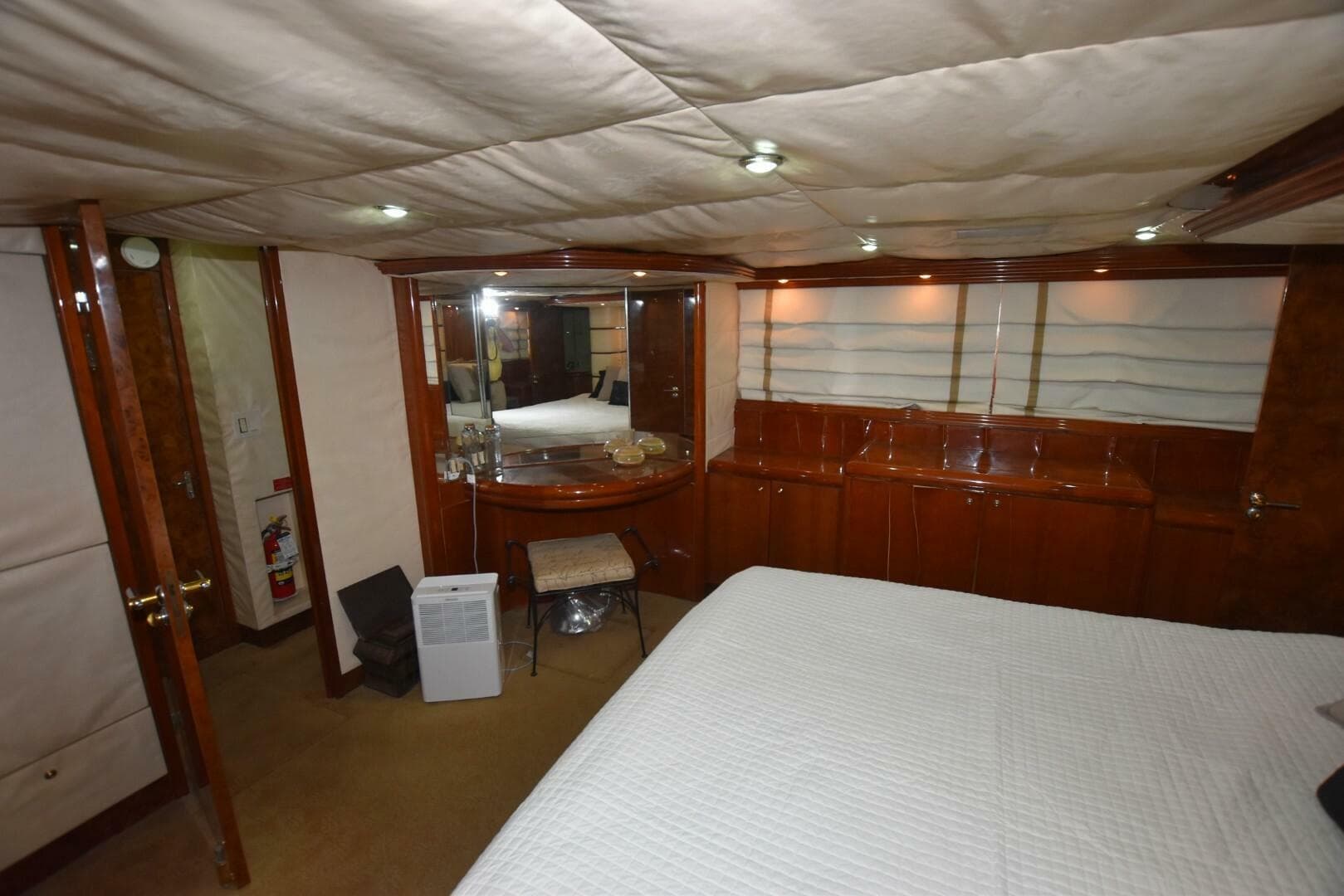 1998 Hatteras 74 Sportdeck — photo 7