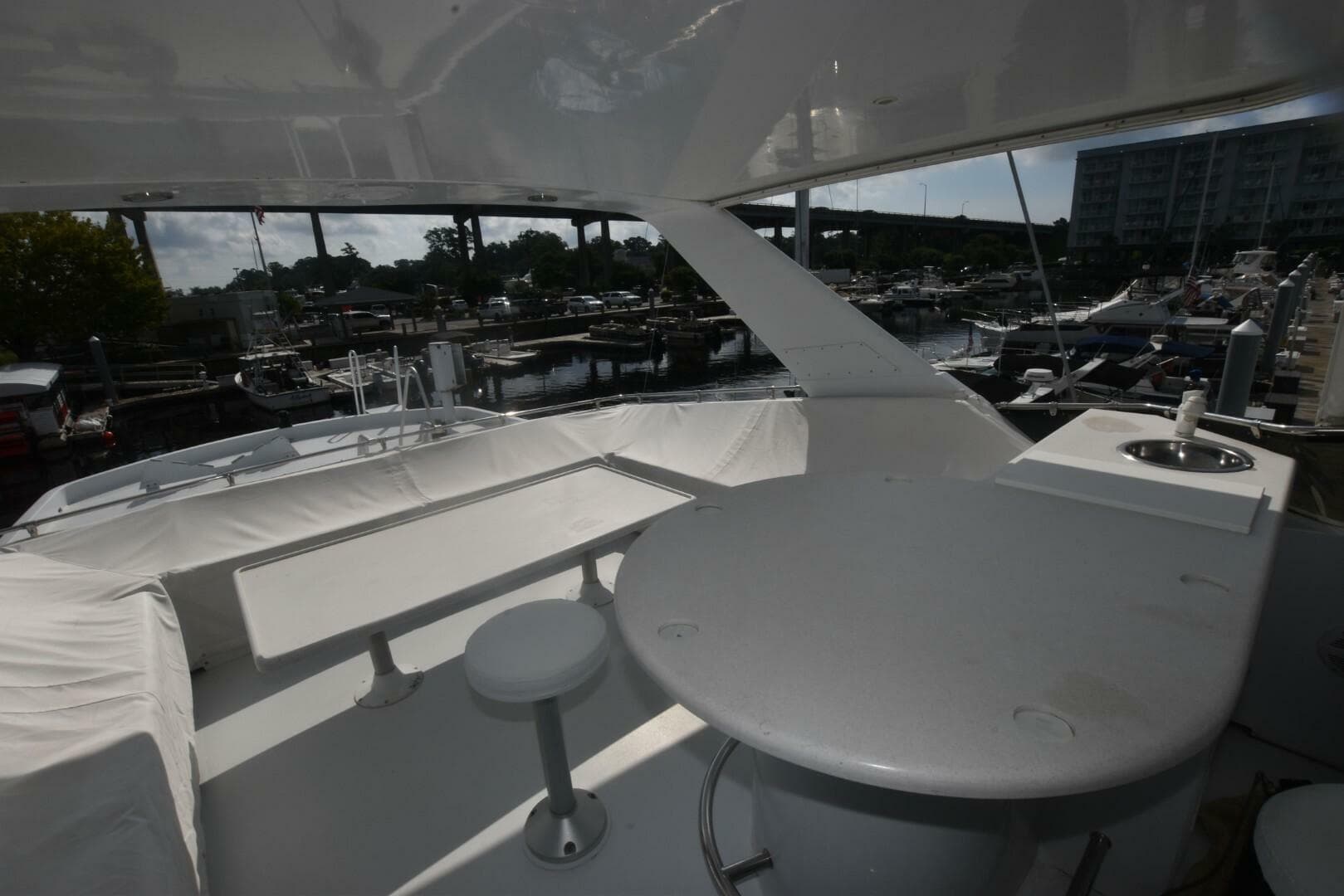 1998 Hatteras 74 Sportdeck — photo 21