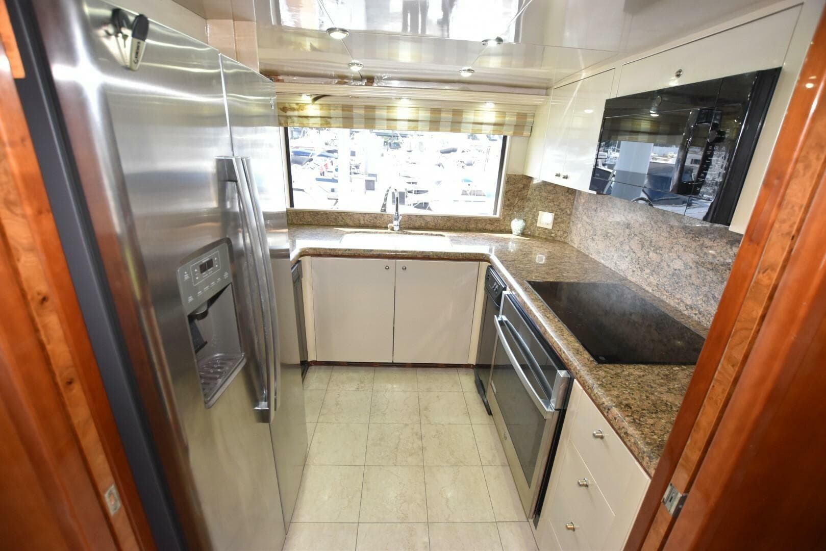 1998 Hatteras 74 Sportdeck — photo 23