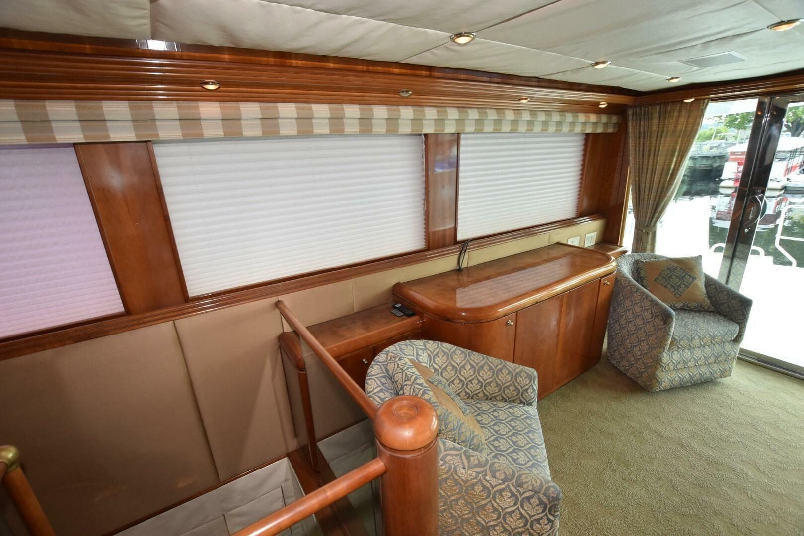 1998 Hatteras 74 Sportdeck — photo 17