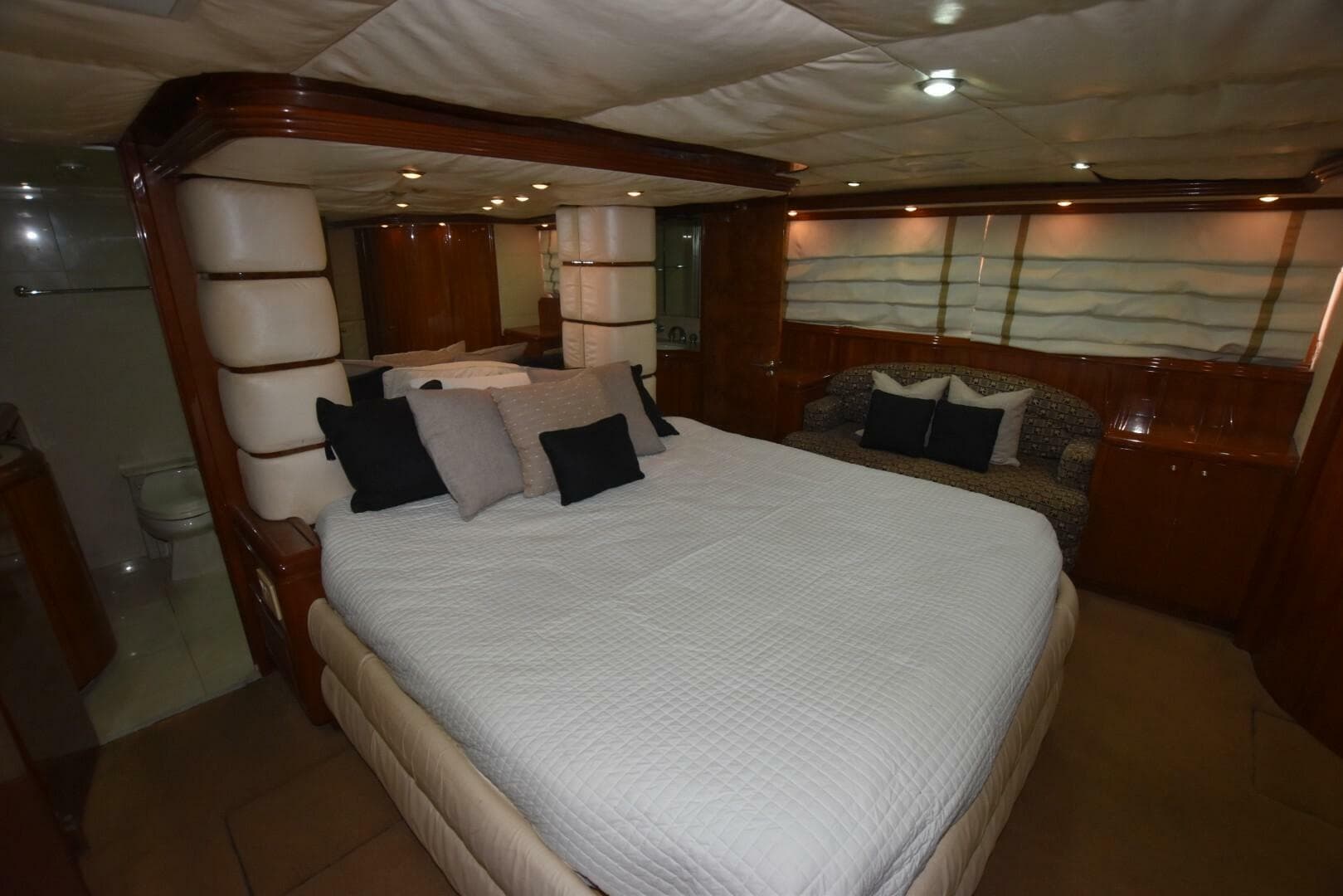 1998 Hatteras 74 Sportdeck — photo 9