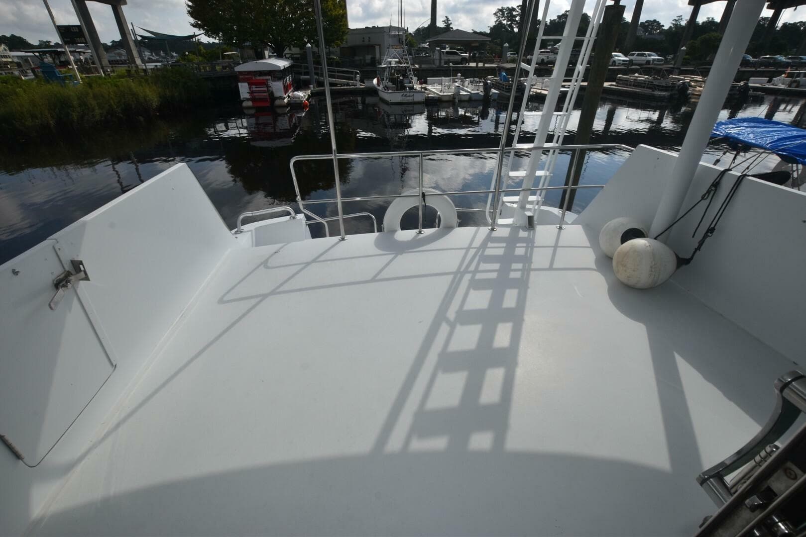 1998 Hatteras 74 Sportdeck — photo 3