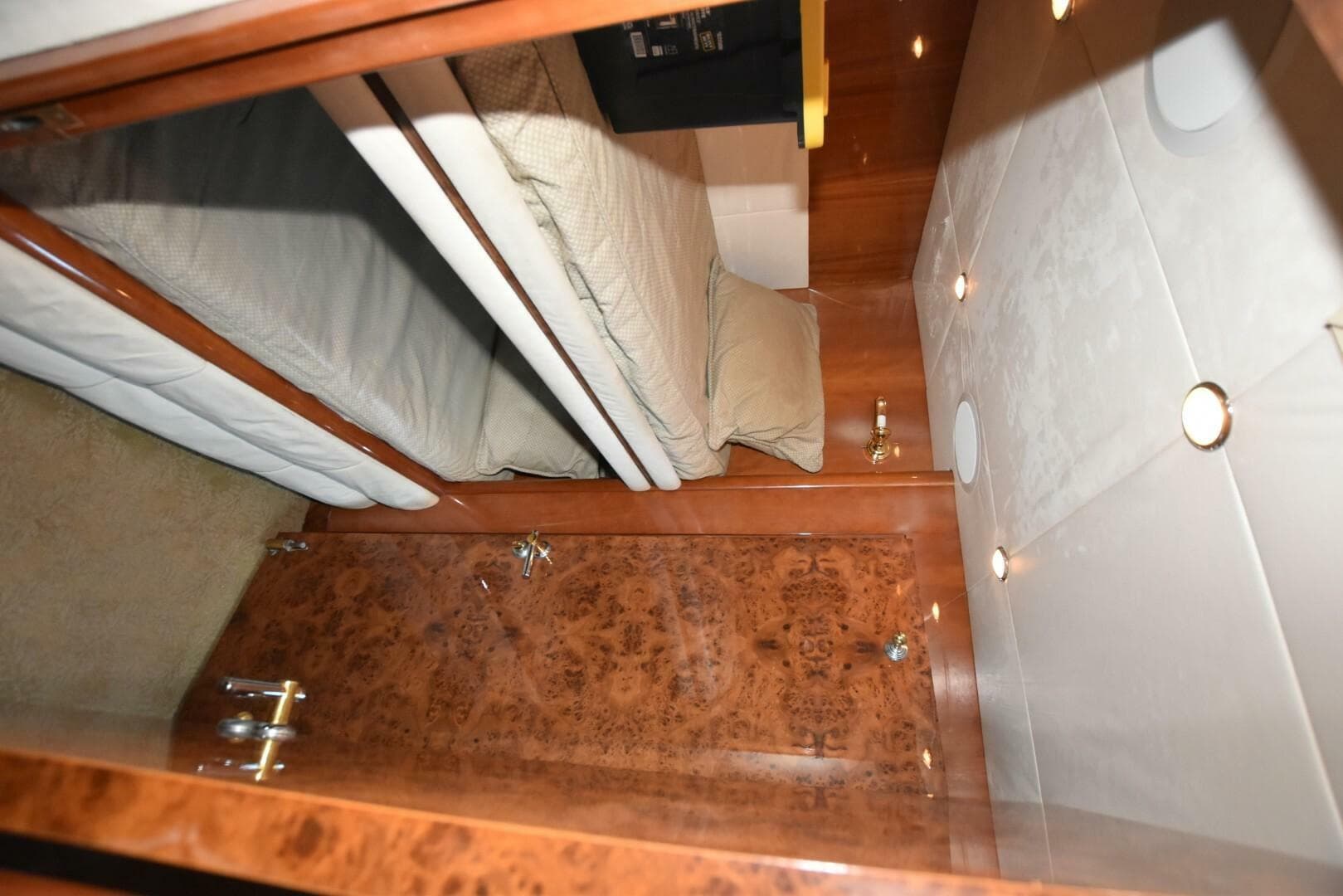 1998 Hatteras 74 Sportdeck — photo 32