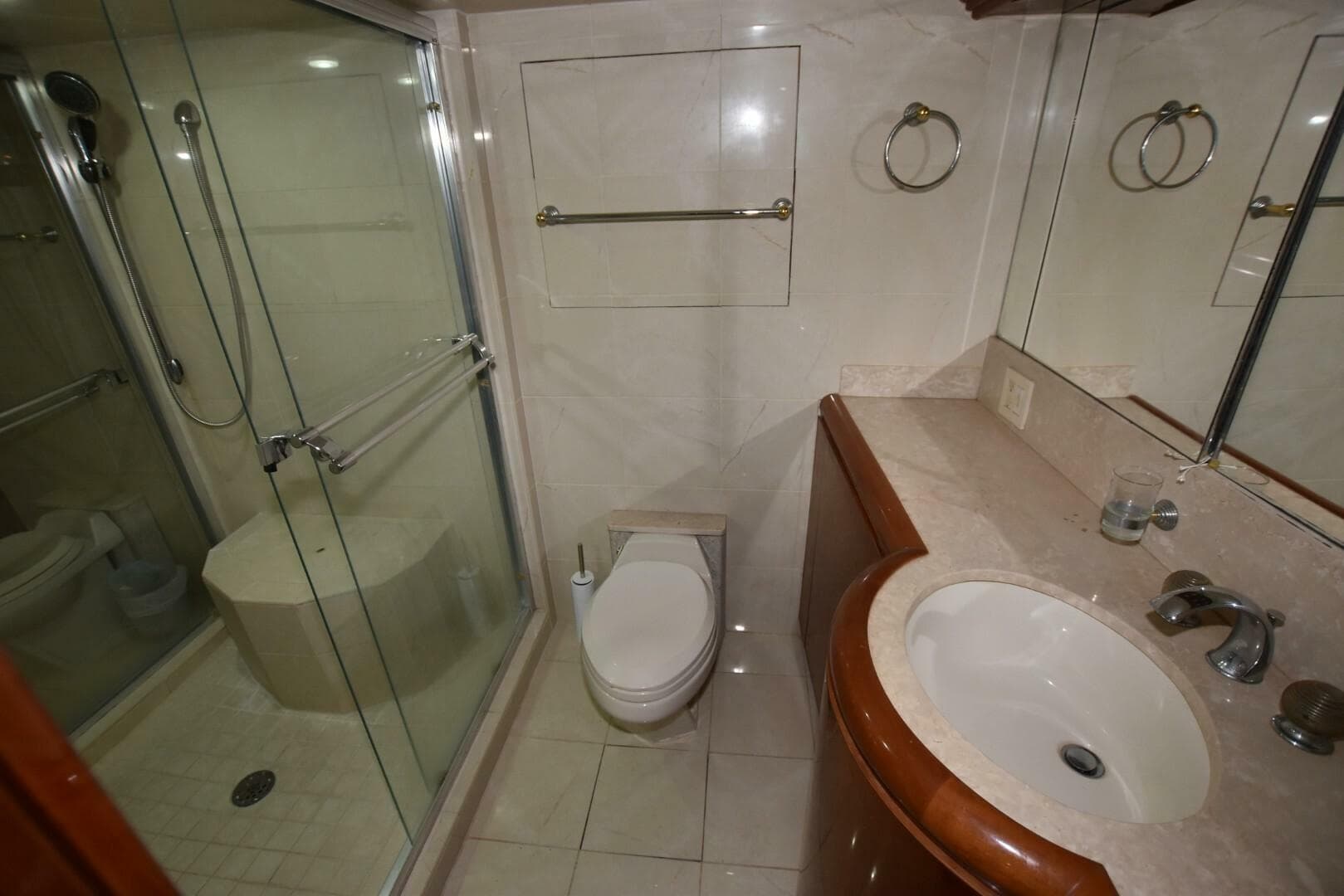 1998 Hatteras 74 Sportdeck — photo 11