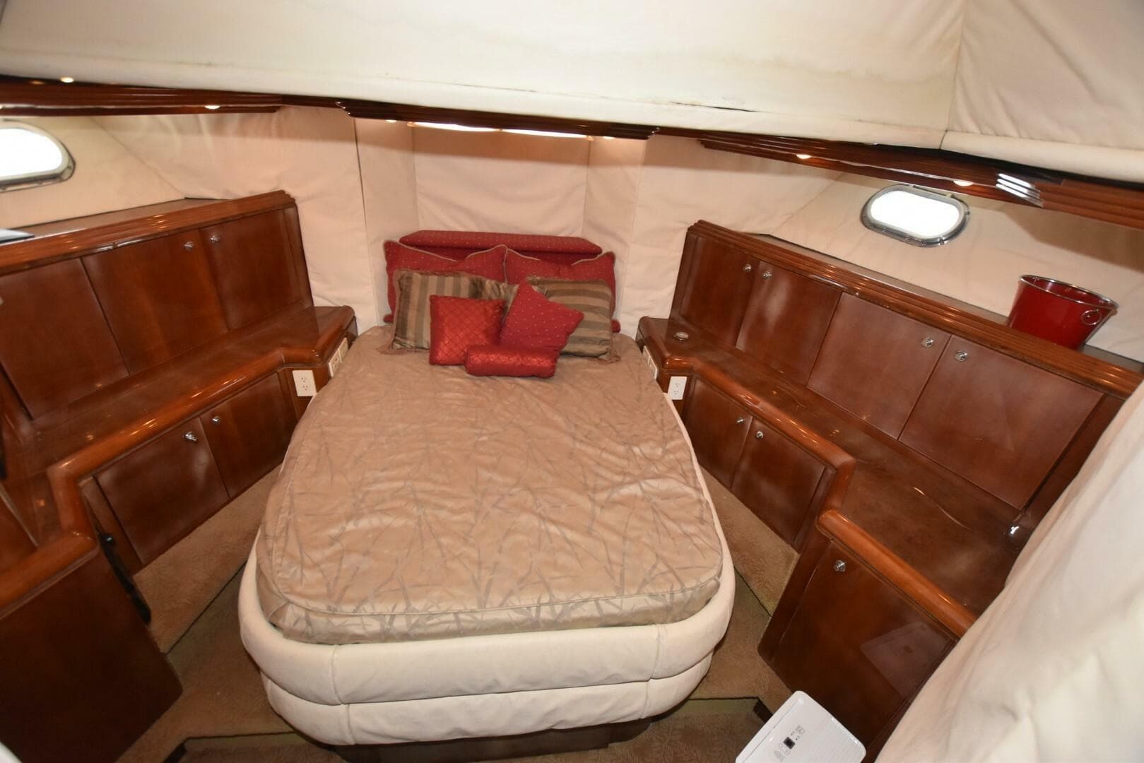 1998 Hatteras 74 Sportdeck — photo 34