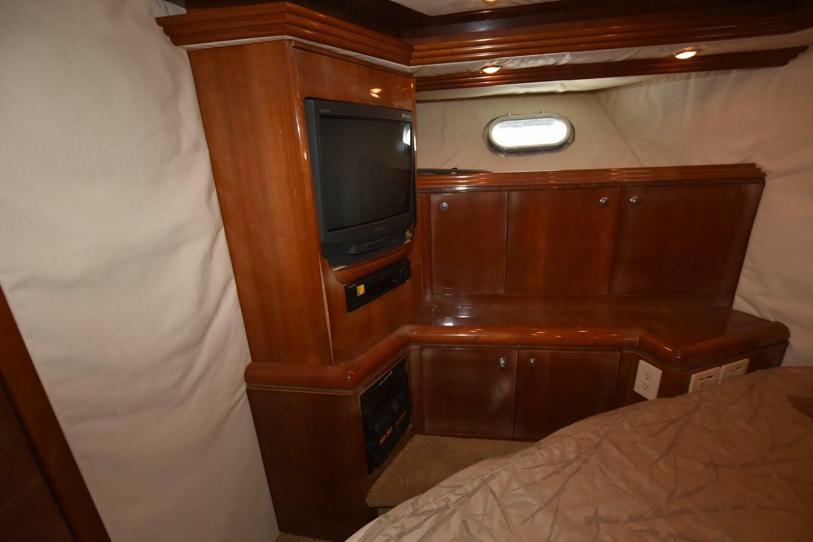 1998 Hatteras 74 Sportdeck — photo 35