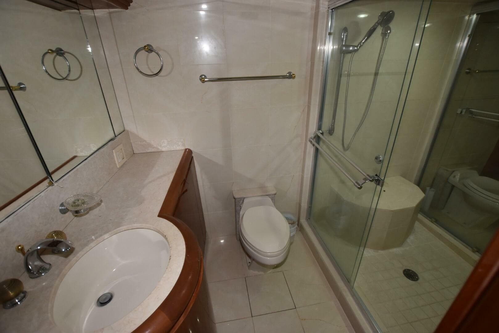 1998 Hatteras 74 Sportdeck — photo 10