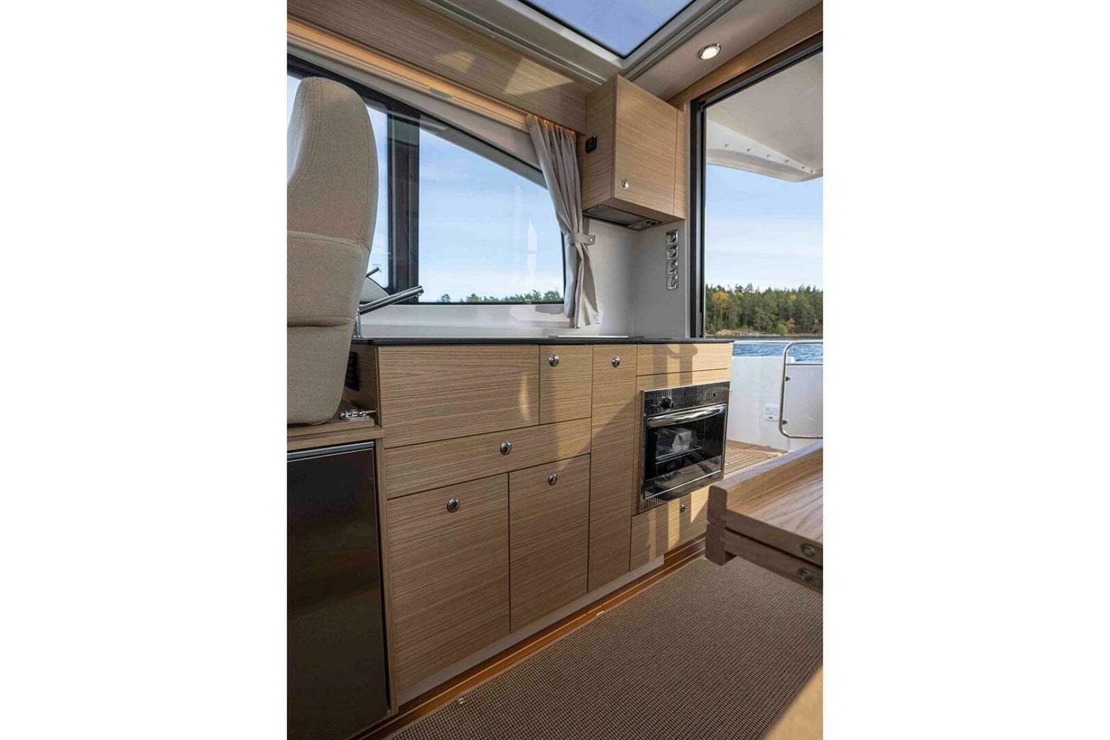 2025 Nimbus 365 Coupe — photo 5