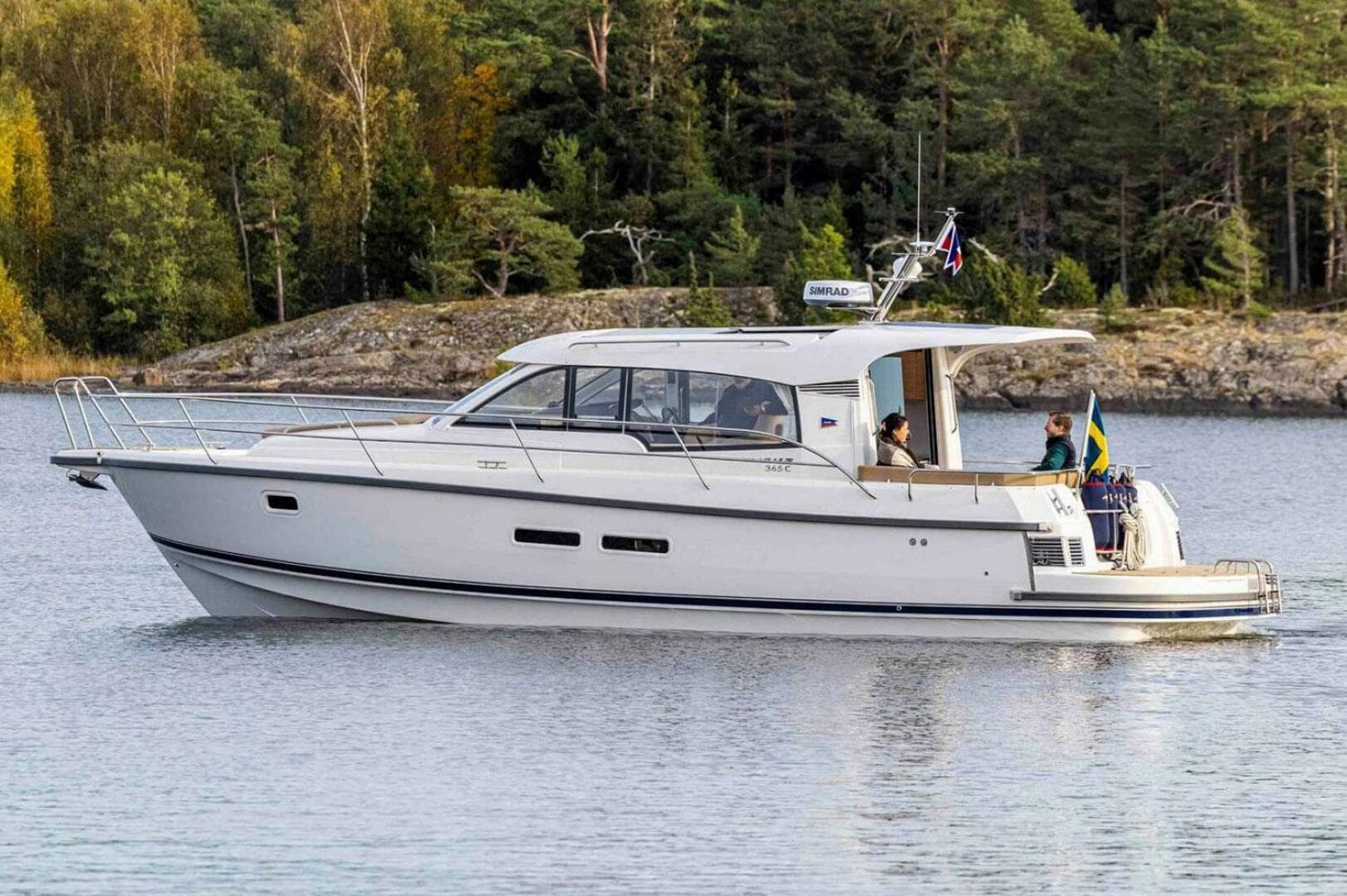 2025 Nimbus 365 Coupe — photo 3