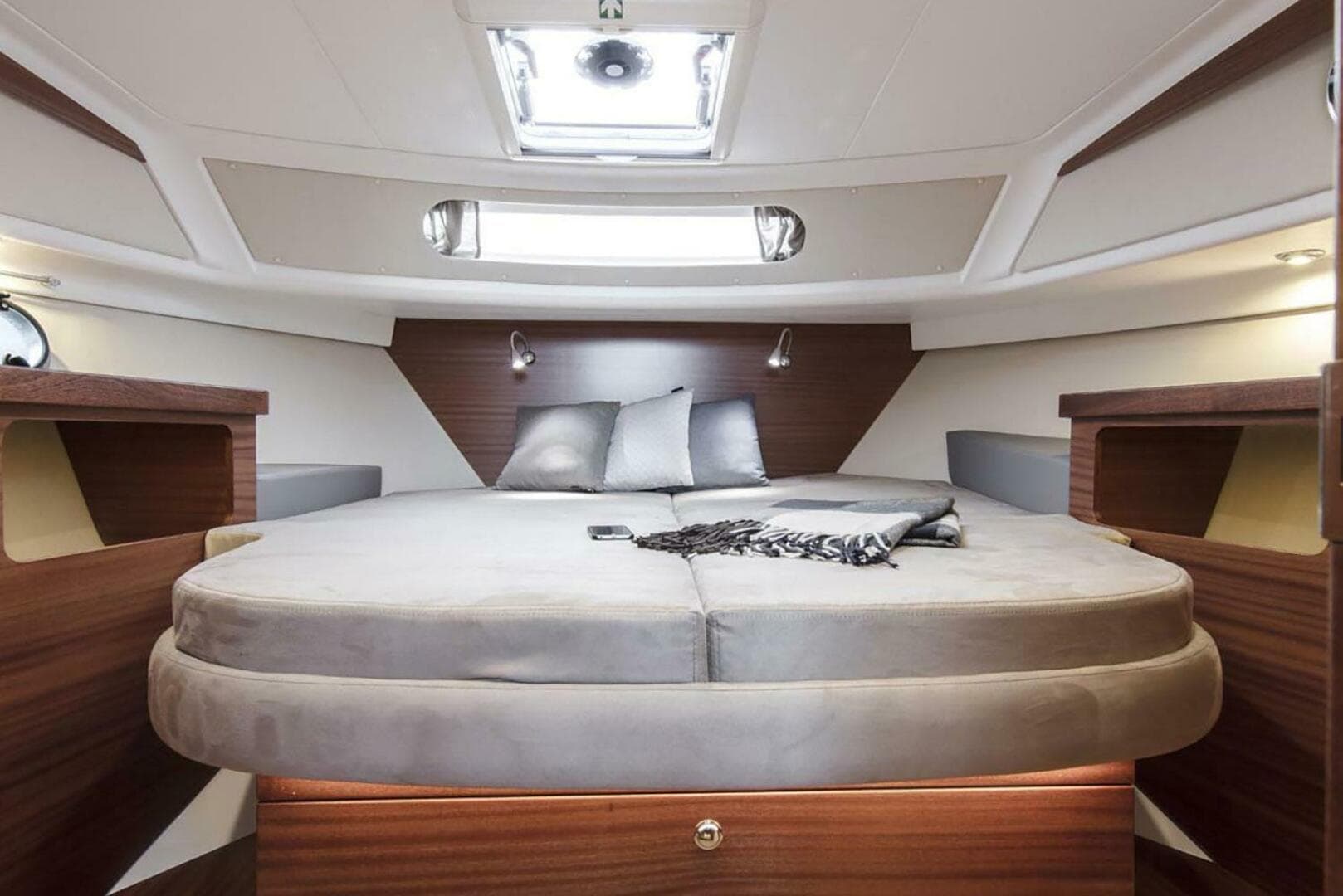 2025 Nimbus 365 Coupe — photo 9