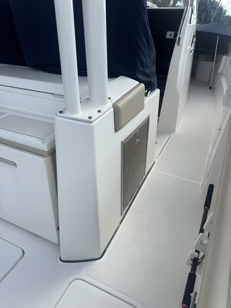 2020 Pursuit S328 — photo 11