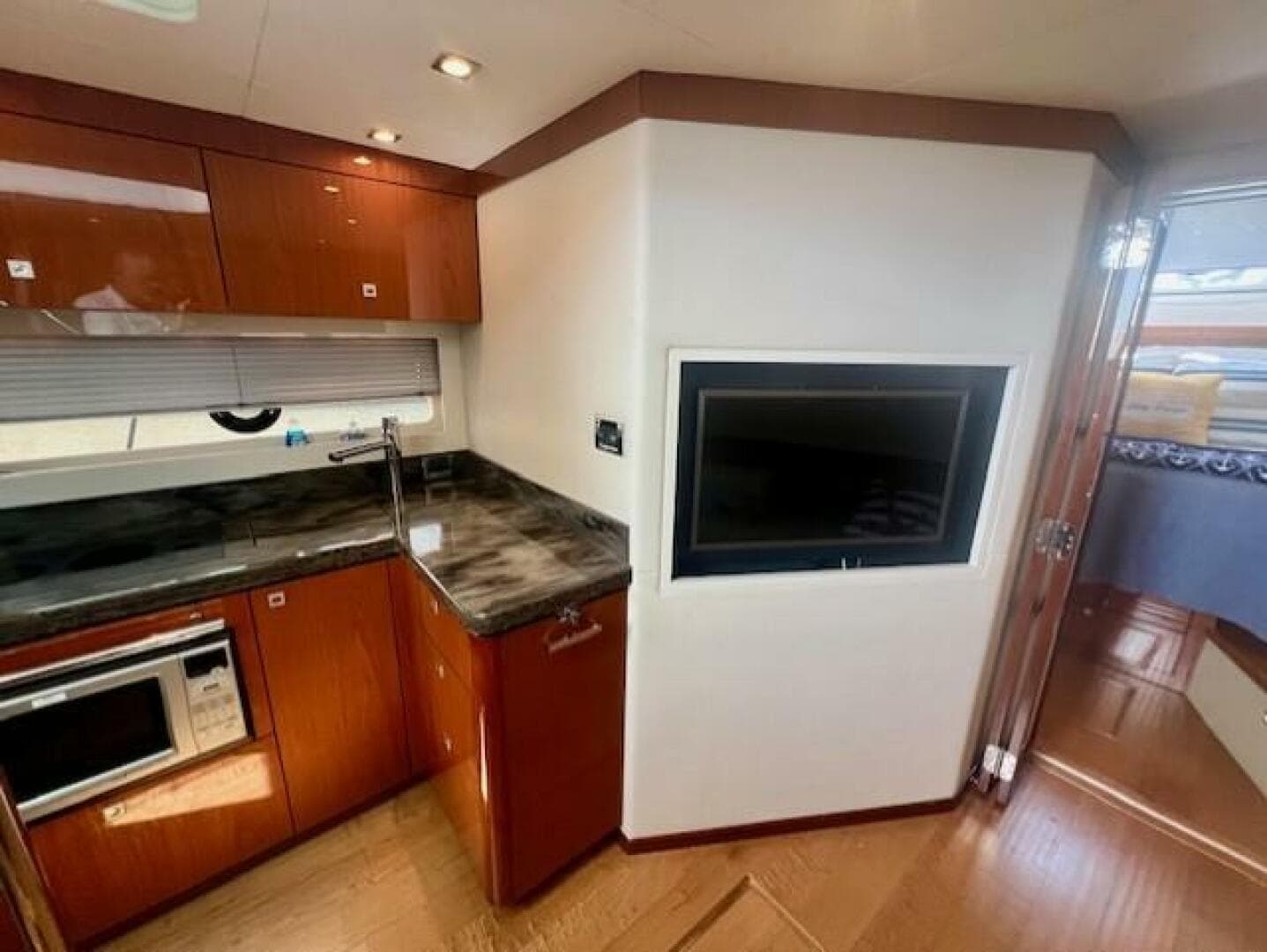 2013 Sea Ray 410 Sundancer — photo 15