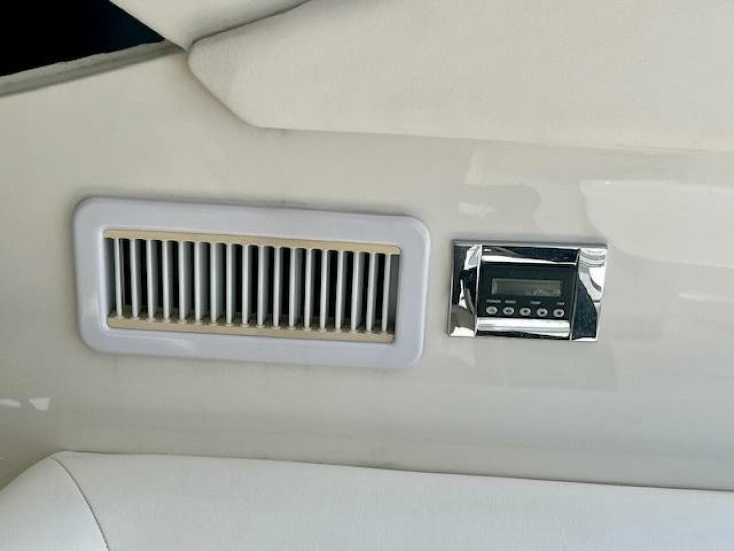 2013 Sea Ray 410 Sundancer — photo 21