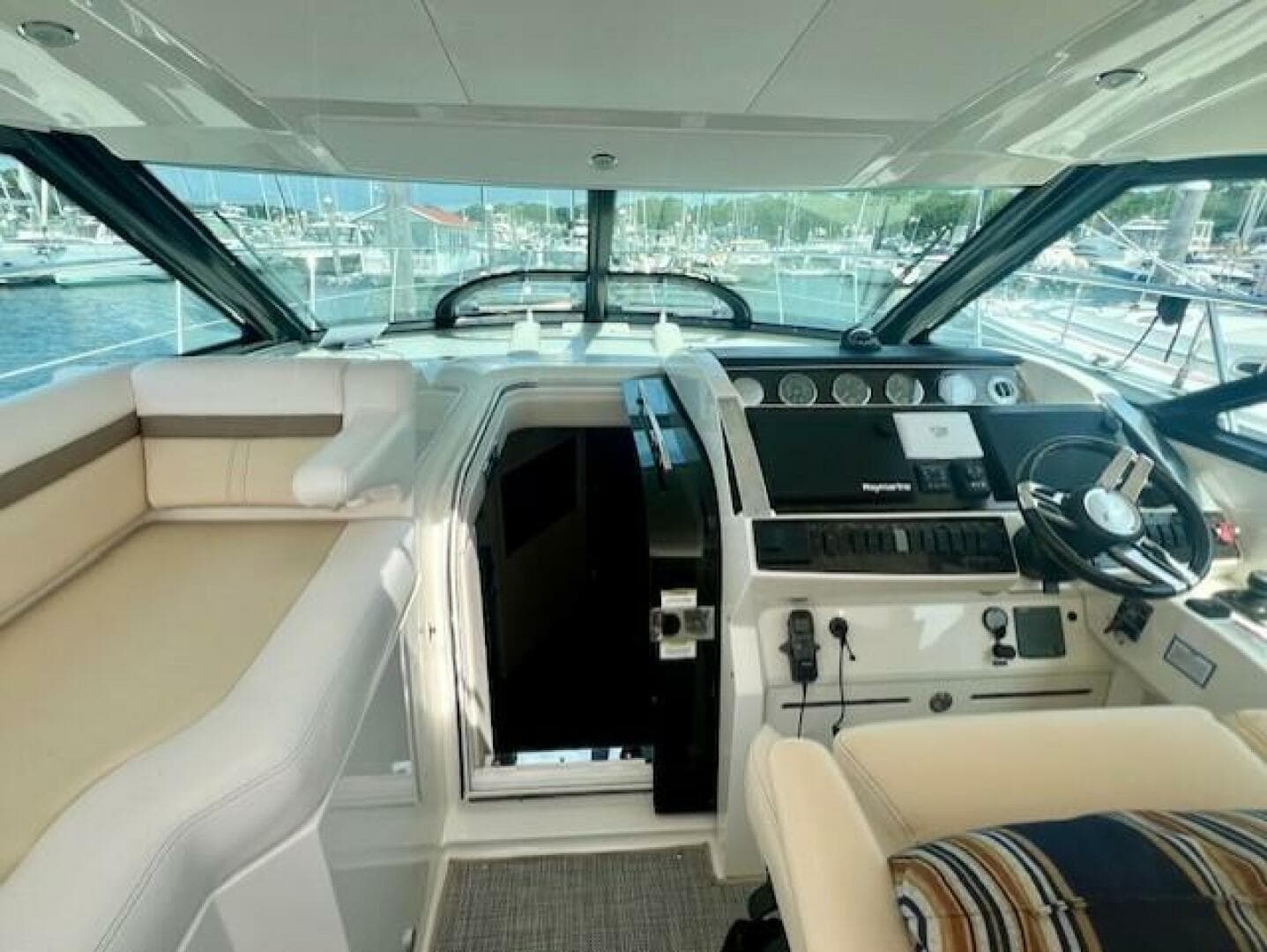 2013 Sea Ray 410 Sundancer — photo 11