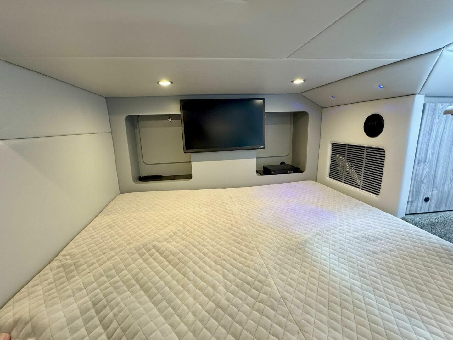 2024 Formula 350 Crossover Bowrider — photo 57