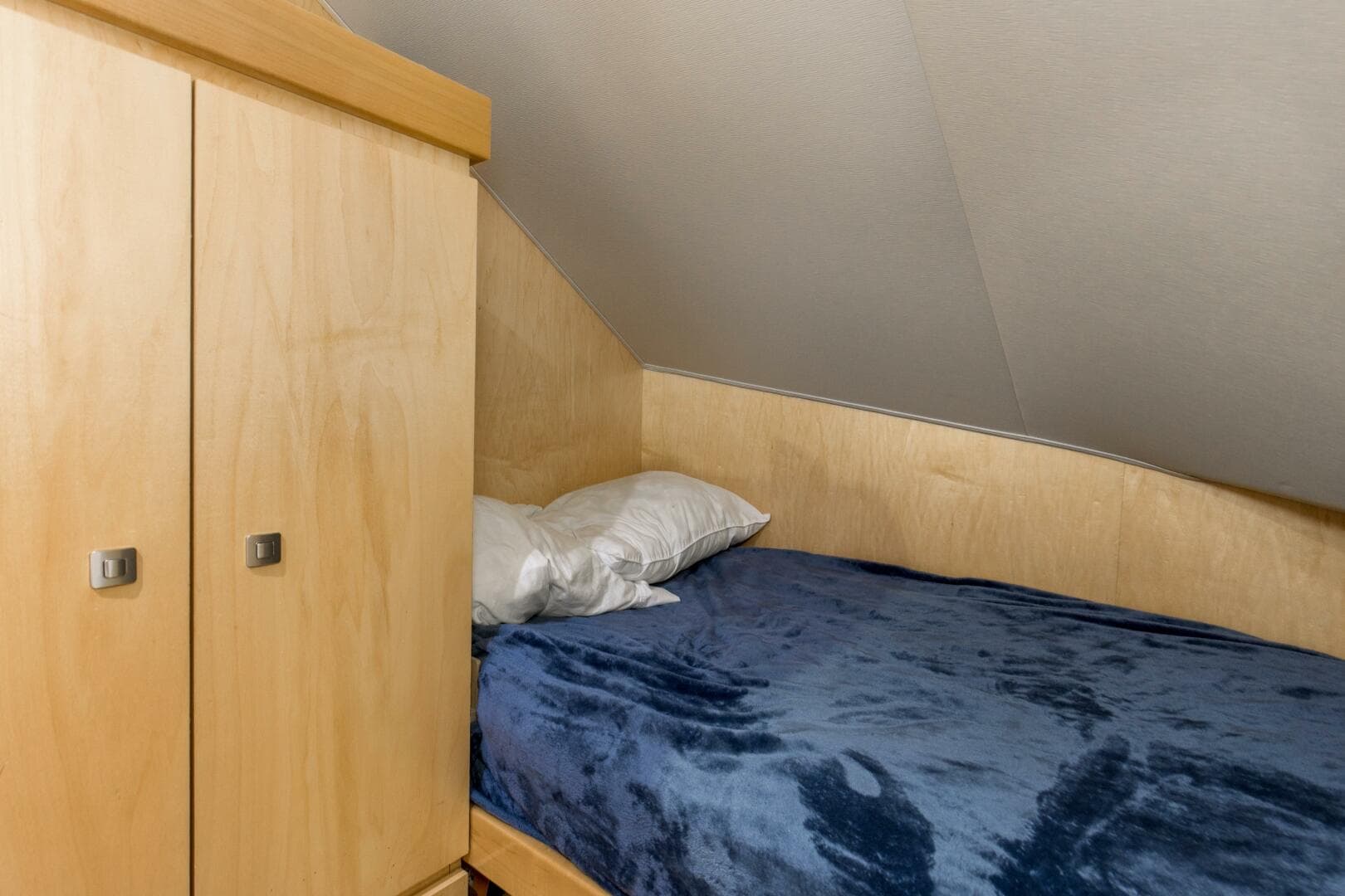 2016 Viking 92 Enclosed Bridge — photo 43