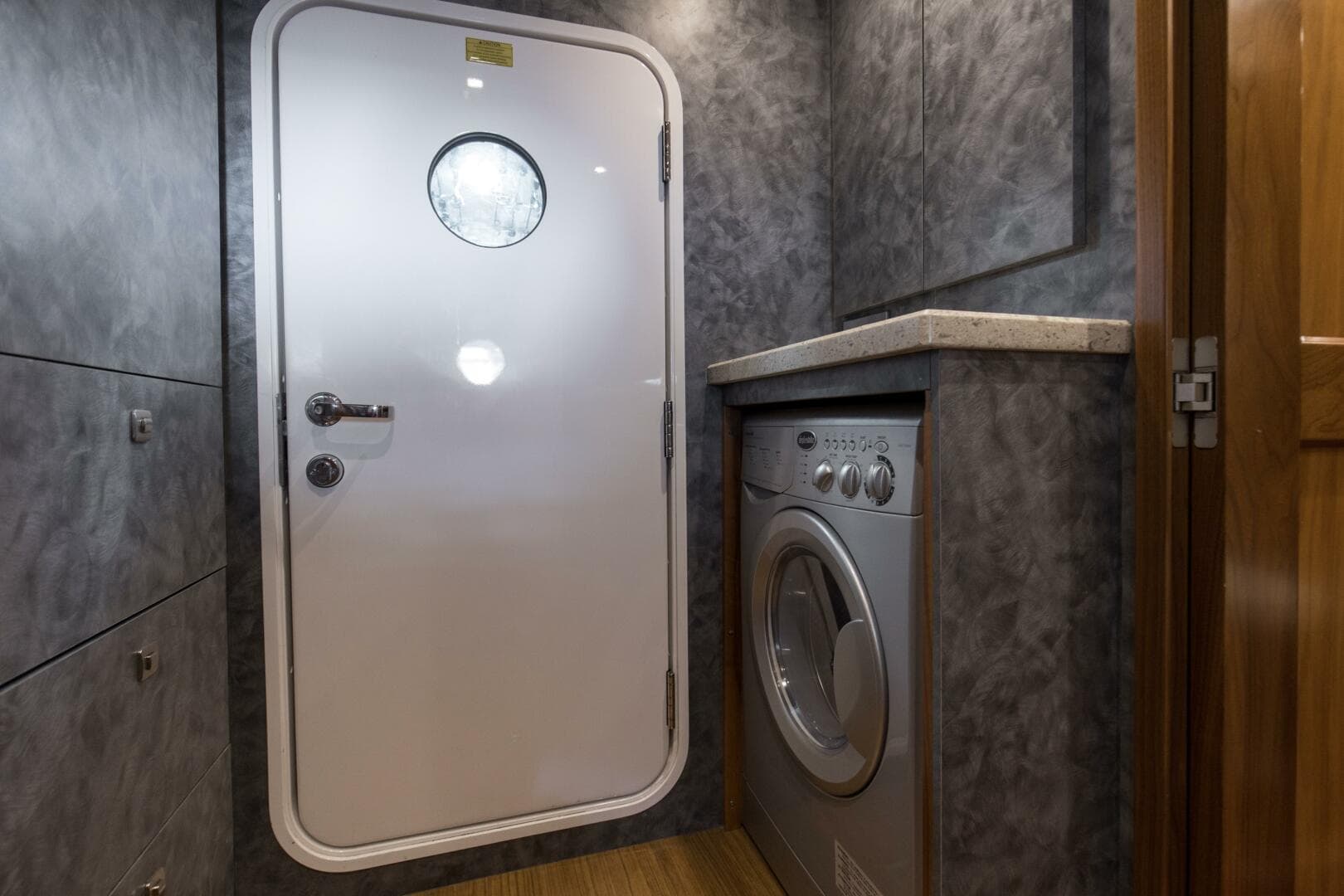 2016 Viking 92 Enclosed Bridge — photo 48