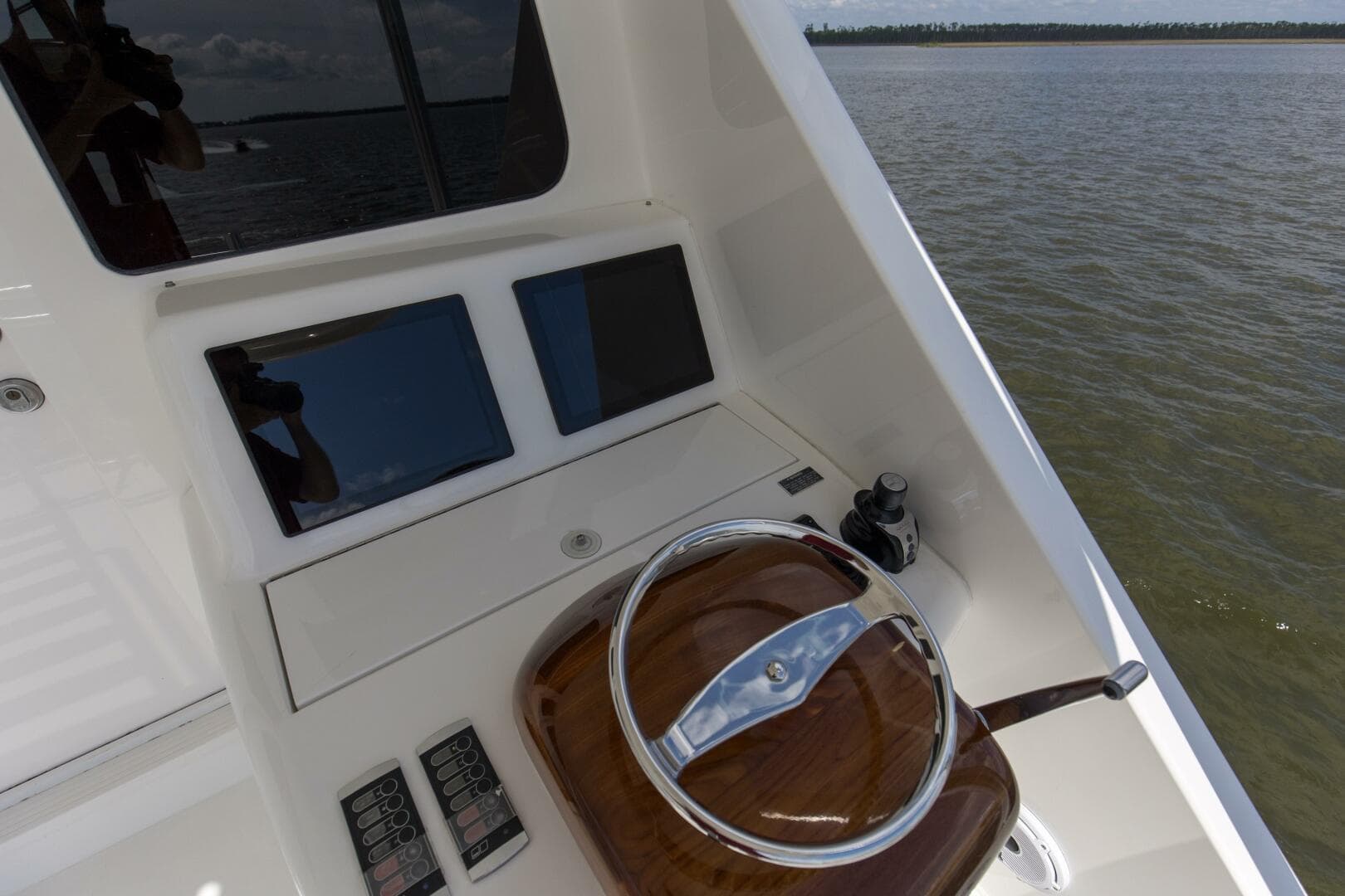 2016 Viking 92 Enclosed Bridge — photo 52