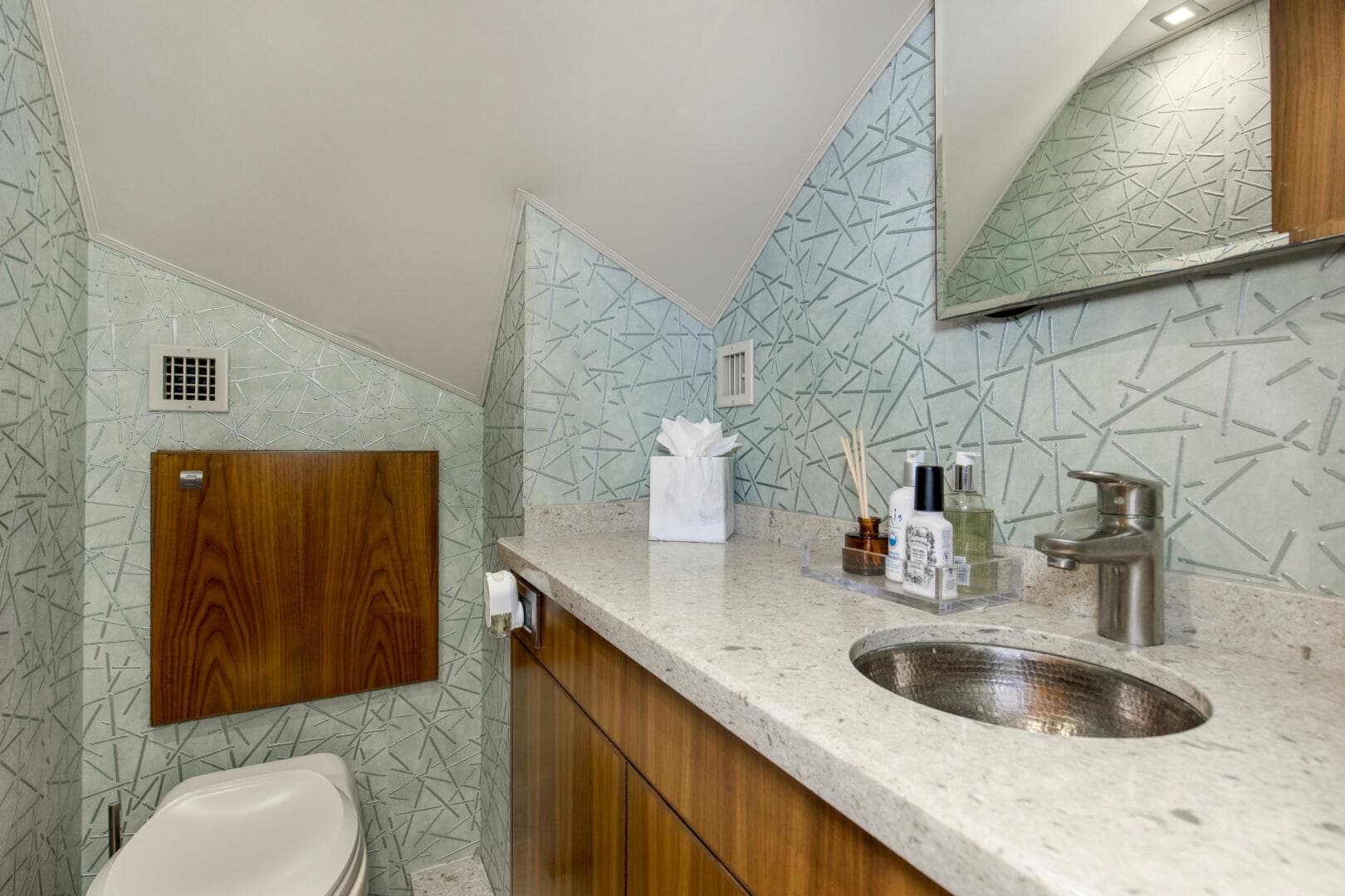 2016 Viking 92 Enclosed Bridge — photo 19