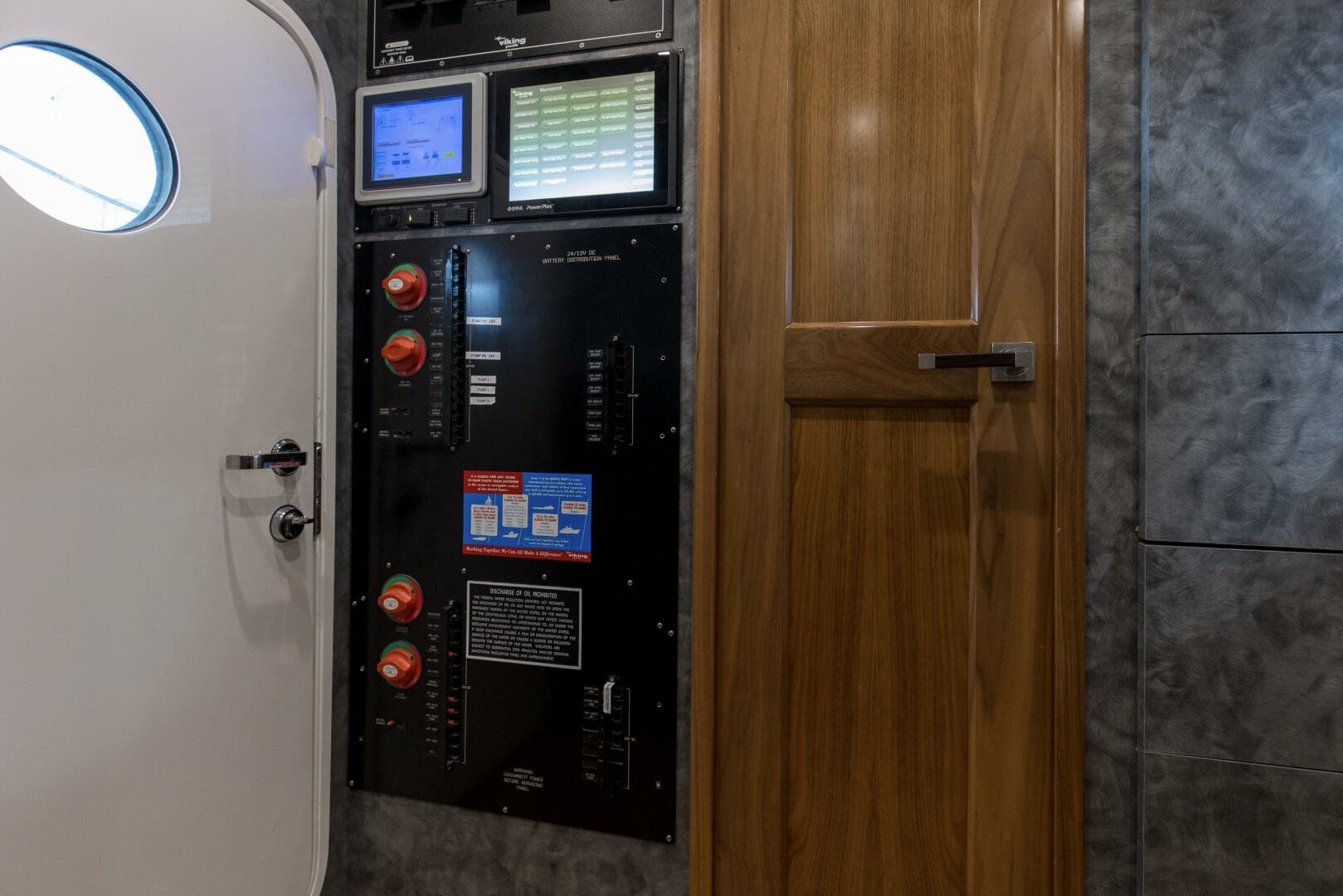 2016 Viking 92 Enclosed Bridge — photo 46