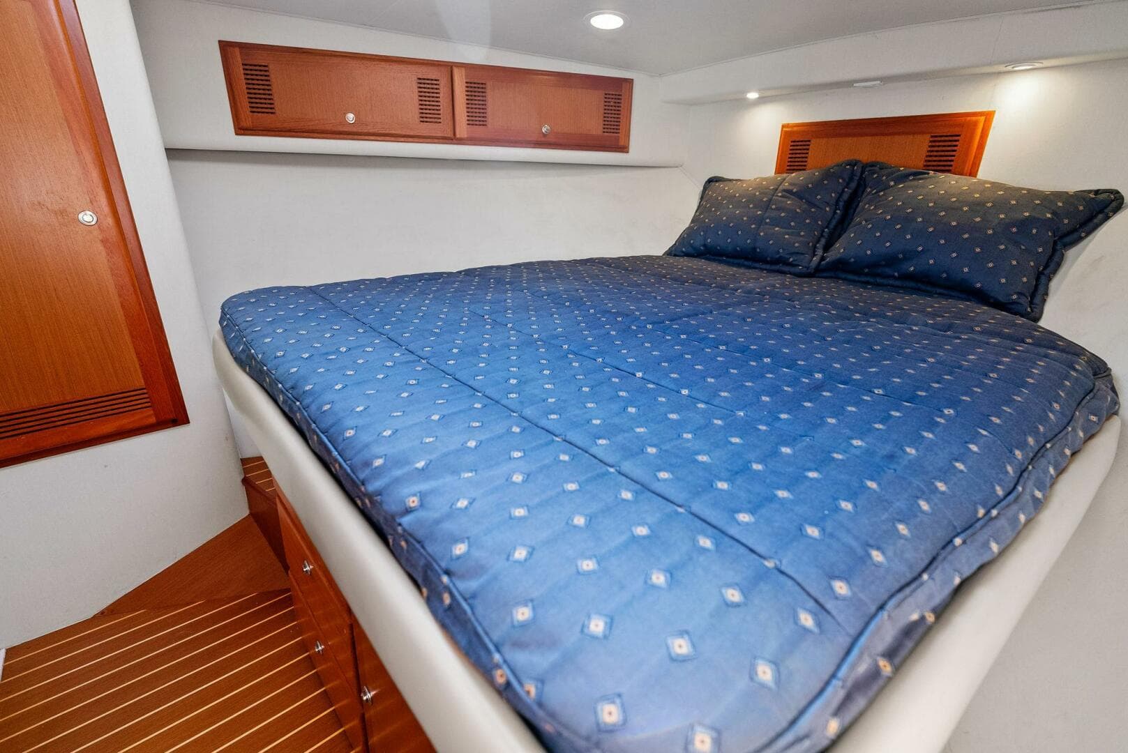 2004 Cabo 40 Hardtop Express — photo 25