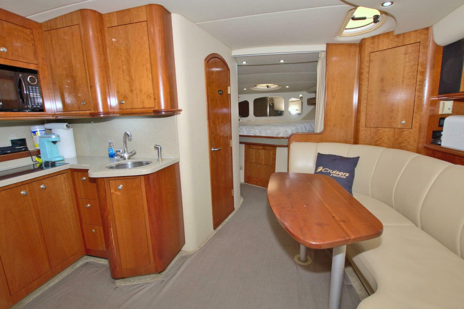 2004 Cruisers Yachts 370 Express — photo 37