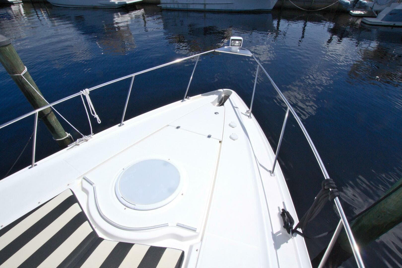 2004 Cruisers Yachts 370 Express — photo 23