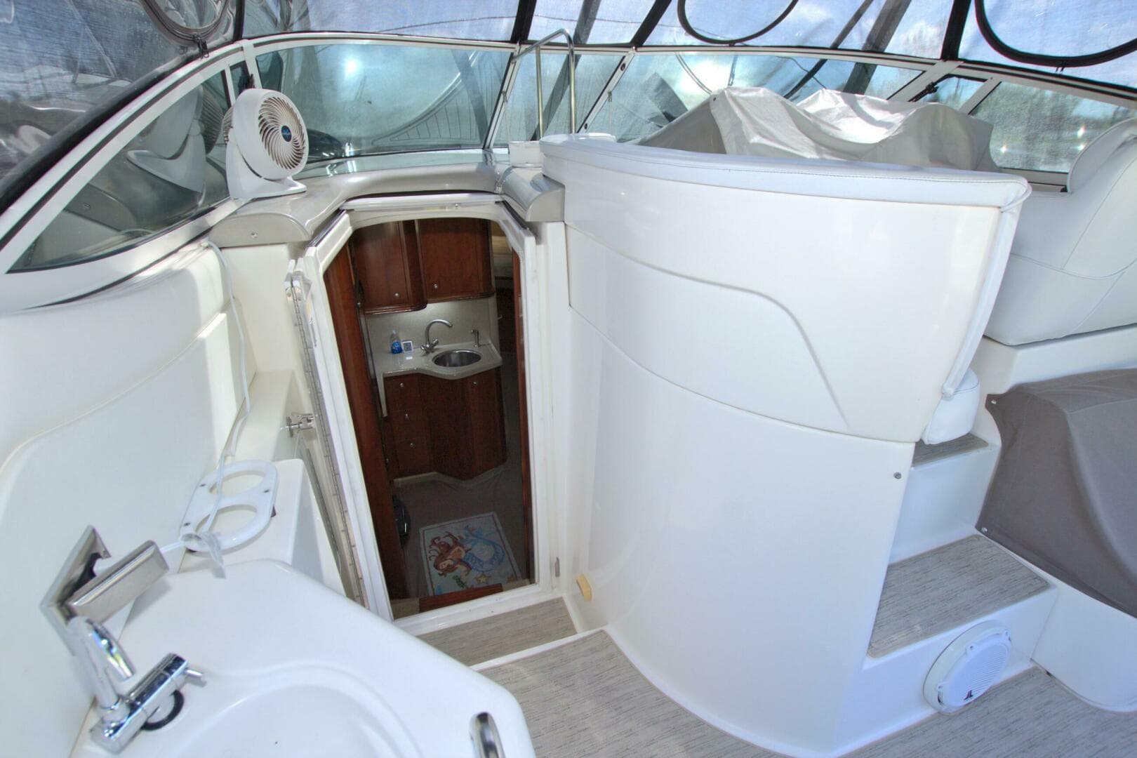 2004 Cruisers Yachts 370 Express — photo 30