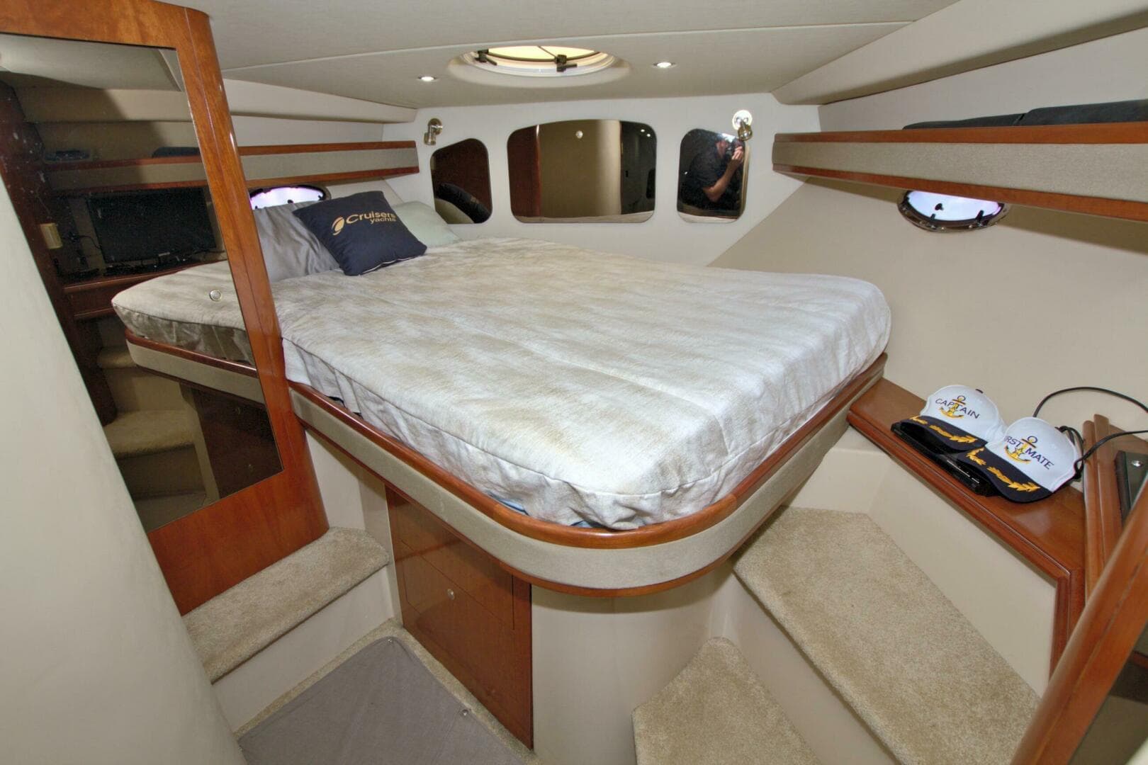 2004 Cruisers Yachts 370 Express — photo 38