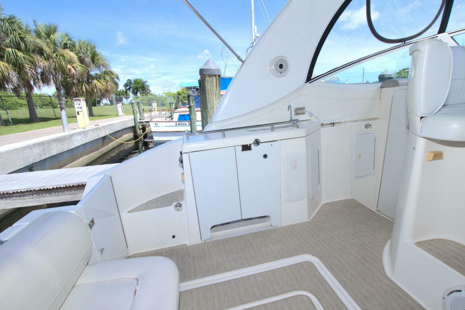 2004 Cruisers Yachts 370 Express — photo 14