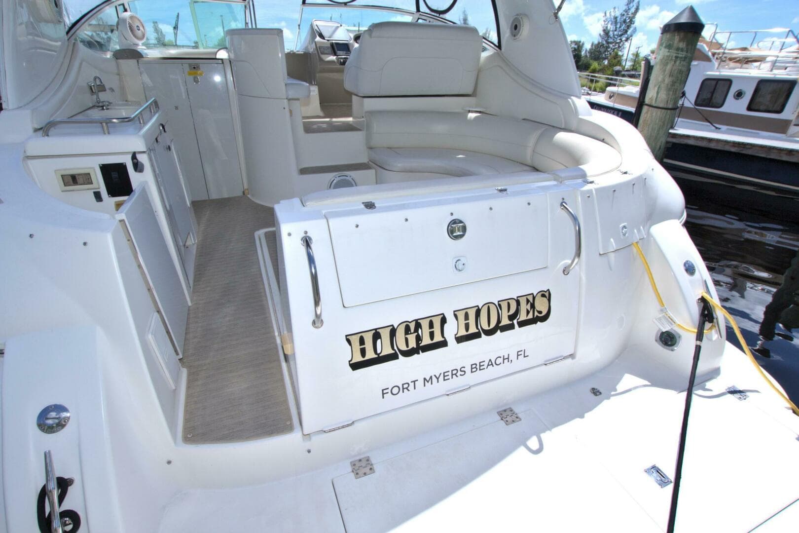 2004 Cruisers Yachts 370 Express — photo 12