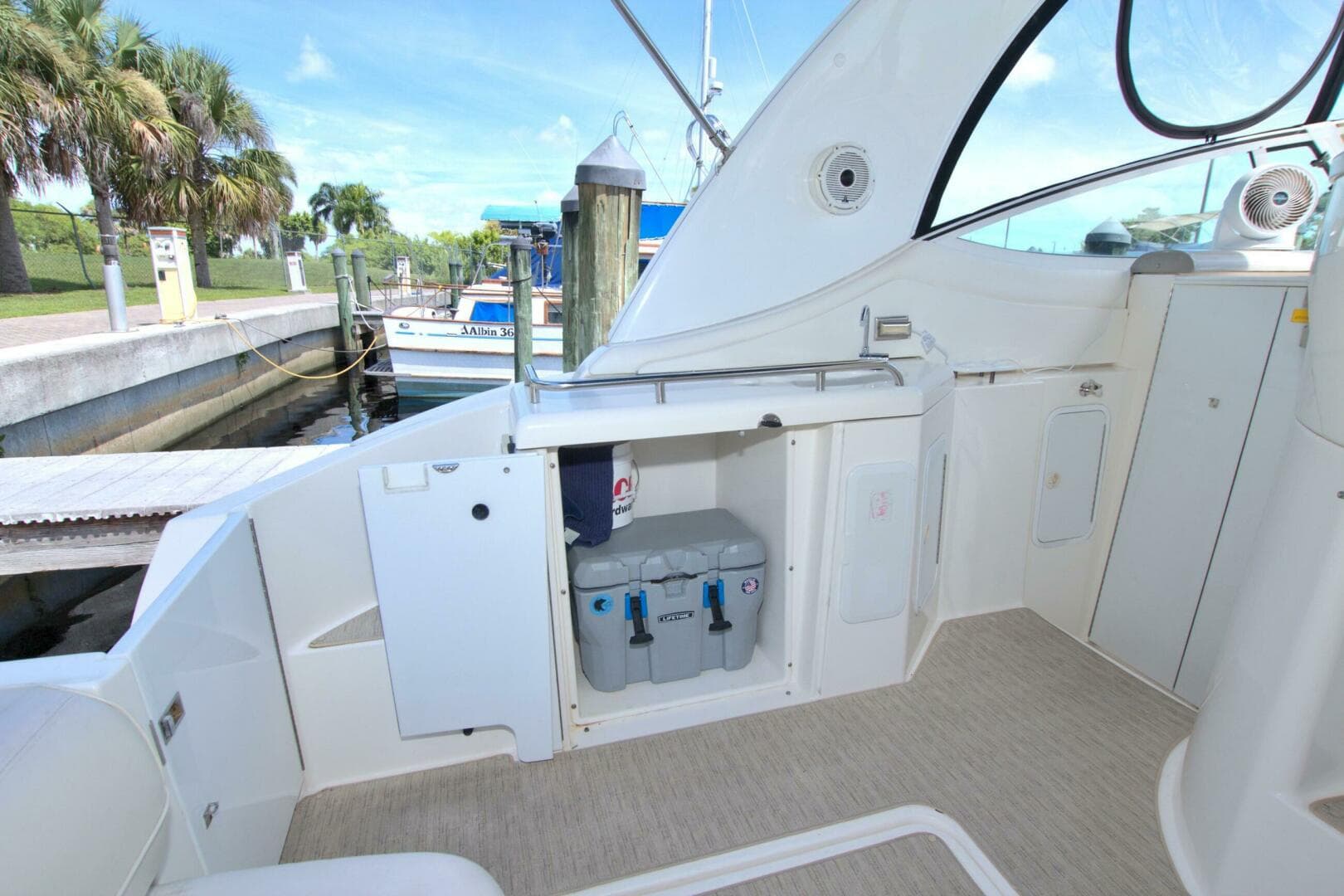 2004 Cruisers Yachts 370 Express — photo 15
