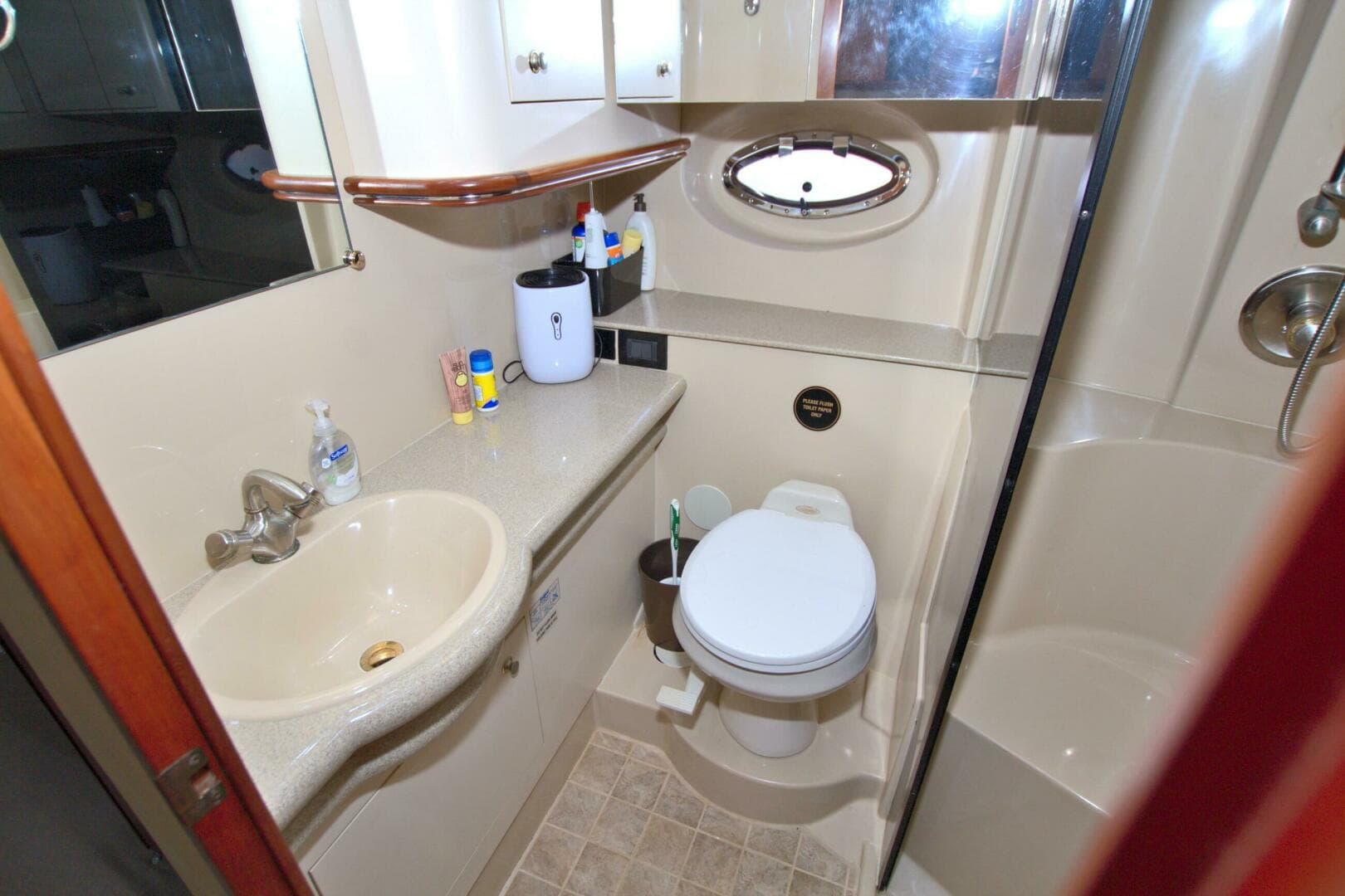 2004 Cruisers Yachts 370 Express — photo 42