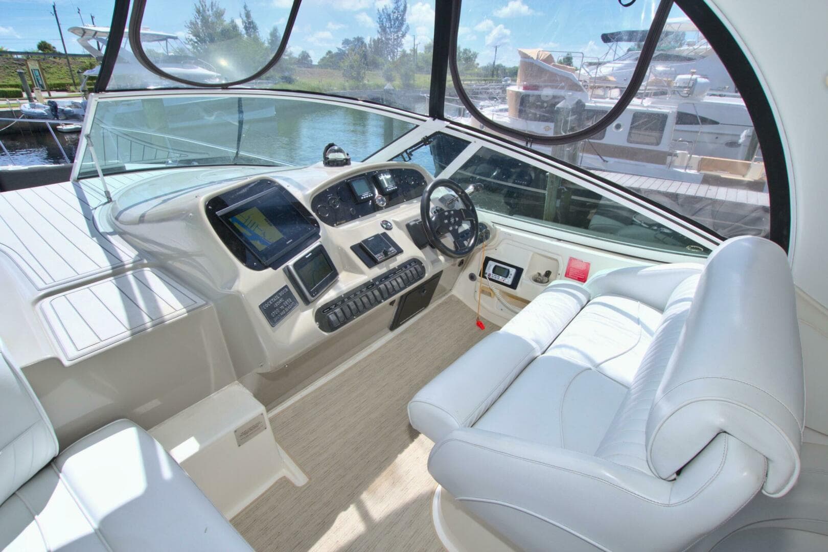 2004 Cruisers Yachts 370 Express — photo 17