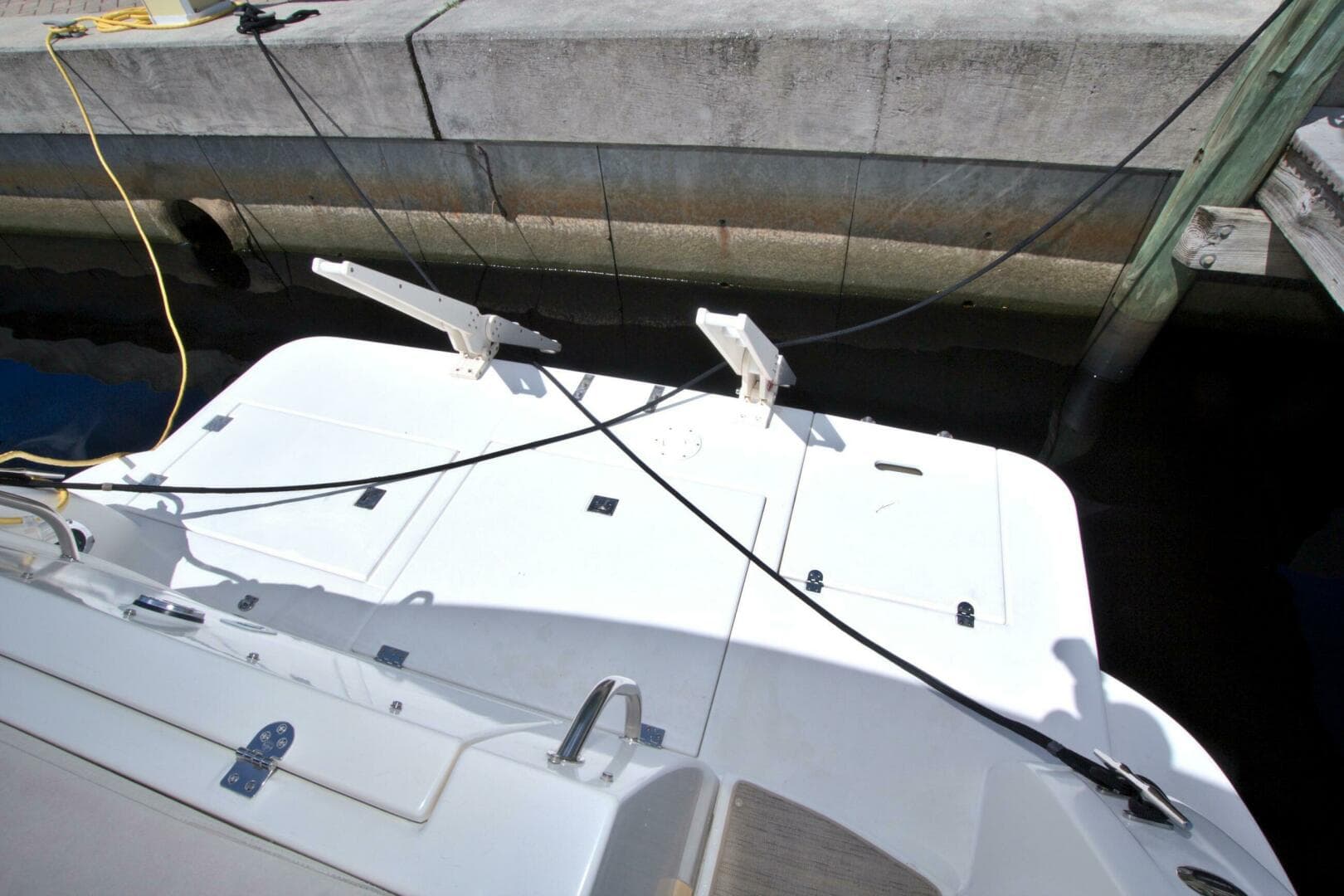 2004 Cruisers Yachts 370 Express — photo 11