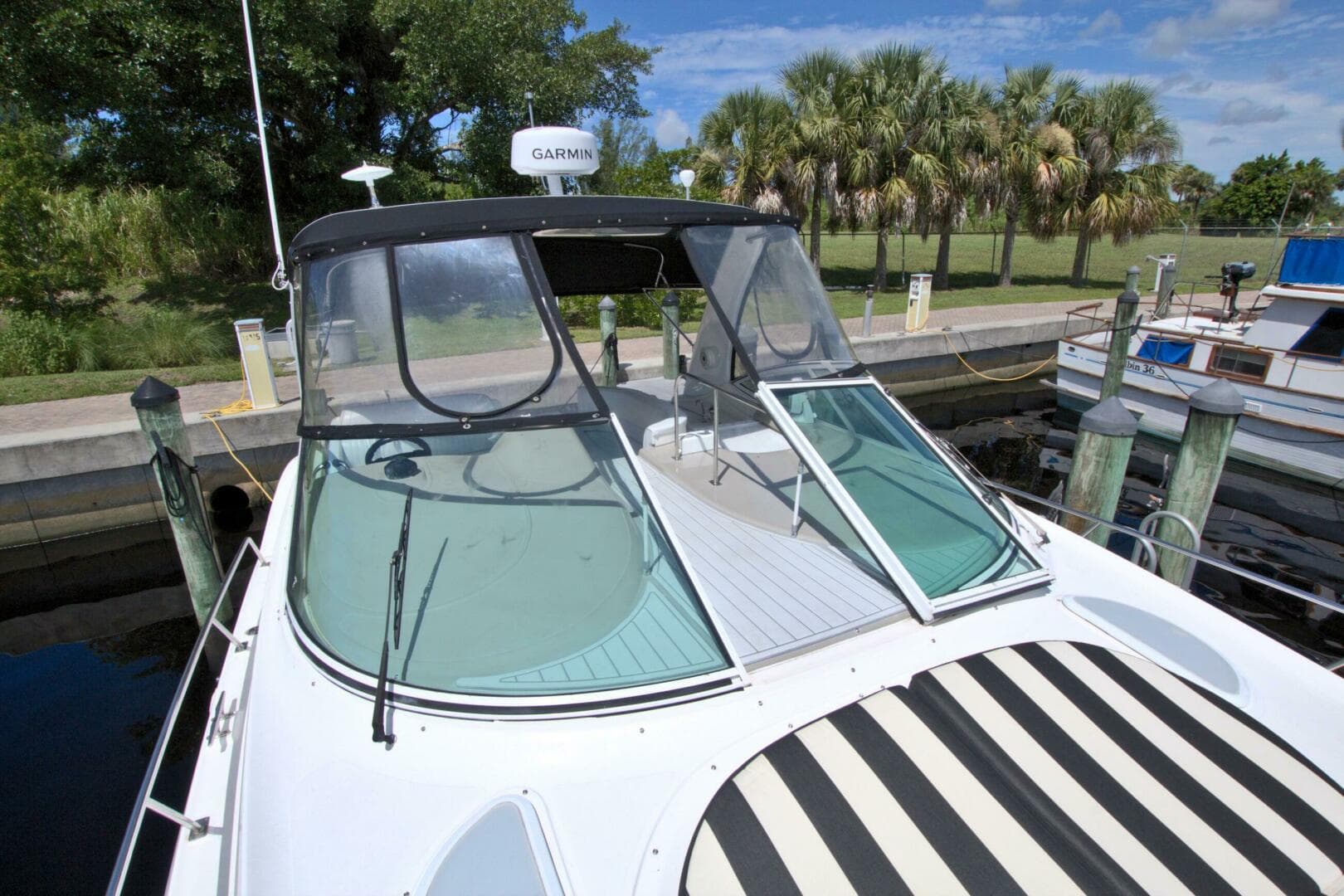 2004 Cruisers Yachts 370 Express — photo 26