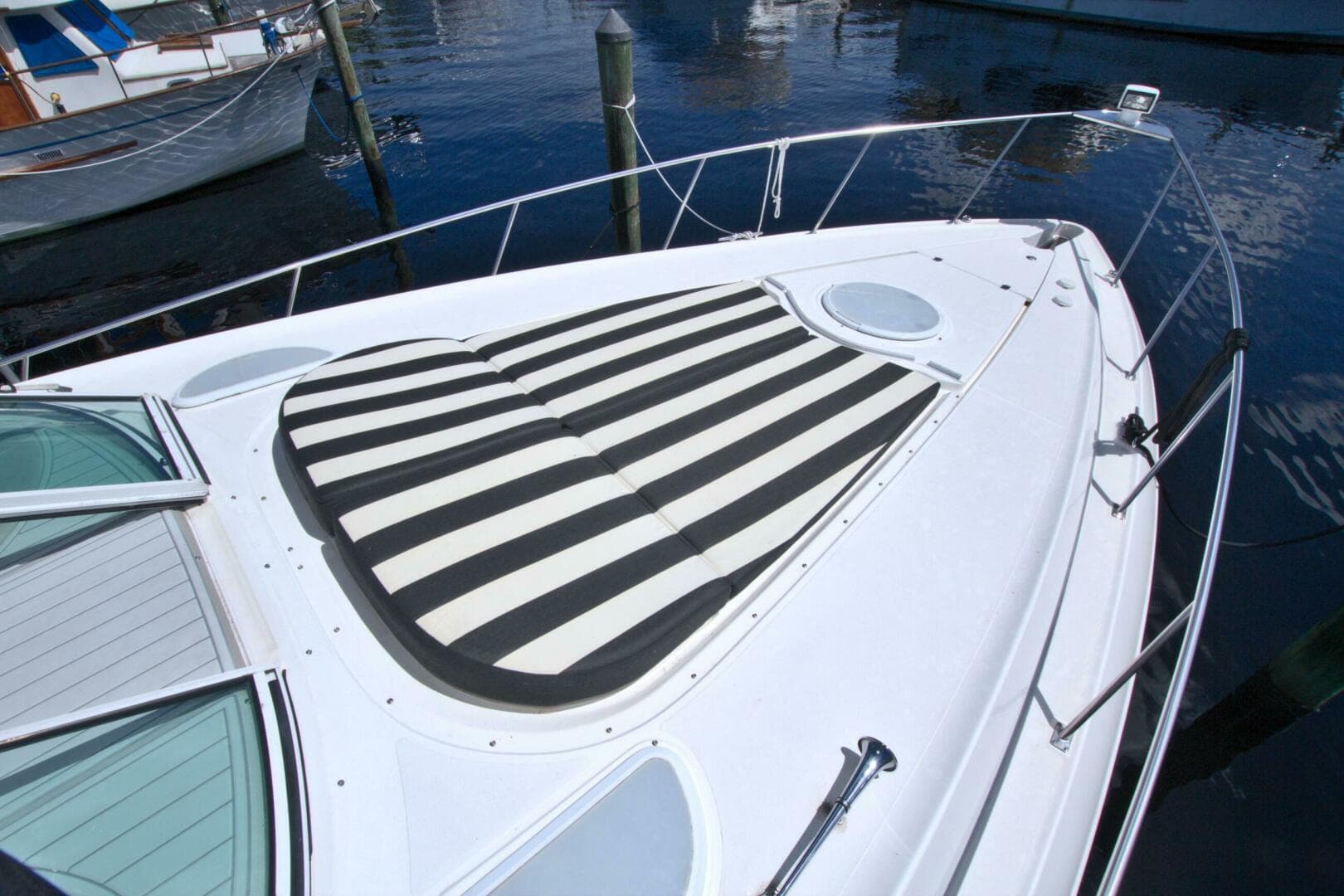 2004 Cruisers Yachts 370 Express — photo 22